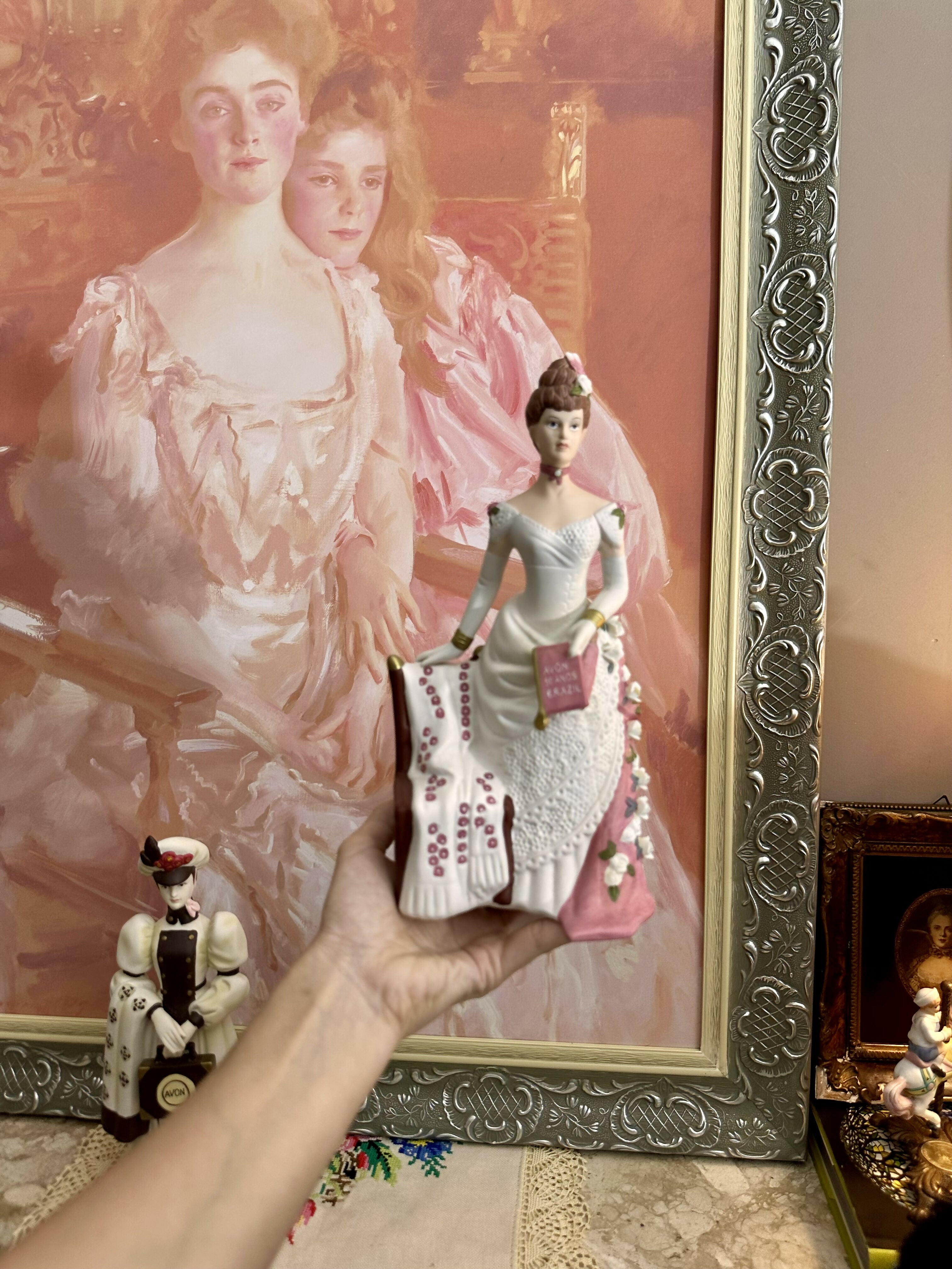 Estatuetas na caixa 2007 e 2008-de porcelana colecionáveis da Mrs. Albee, produzidas pela Avon como troféus e itens comemorativos. Valor de cada peça !