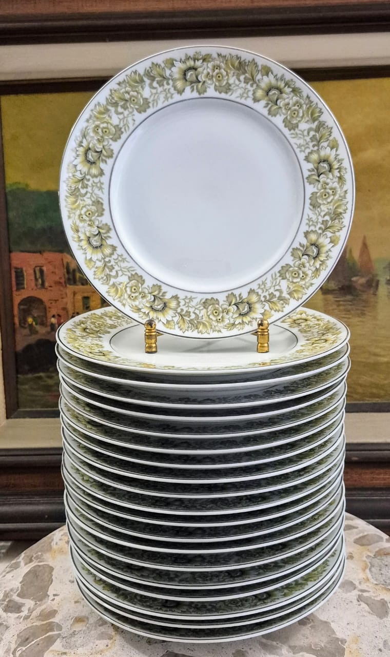 Conjunto de 20 pratos de sobremesa em porcelana vintage Real.  Ótimo estado!