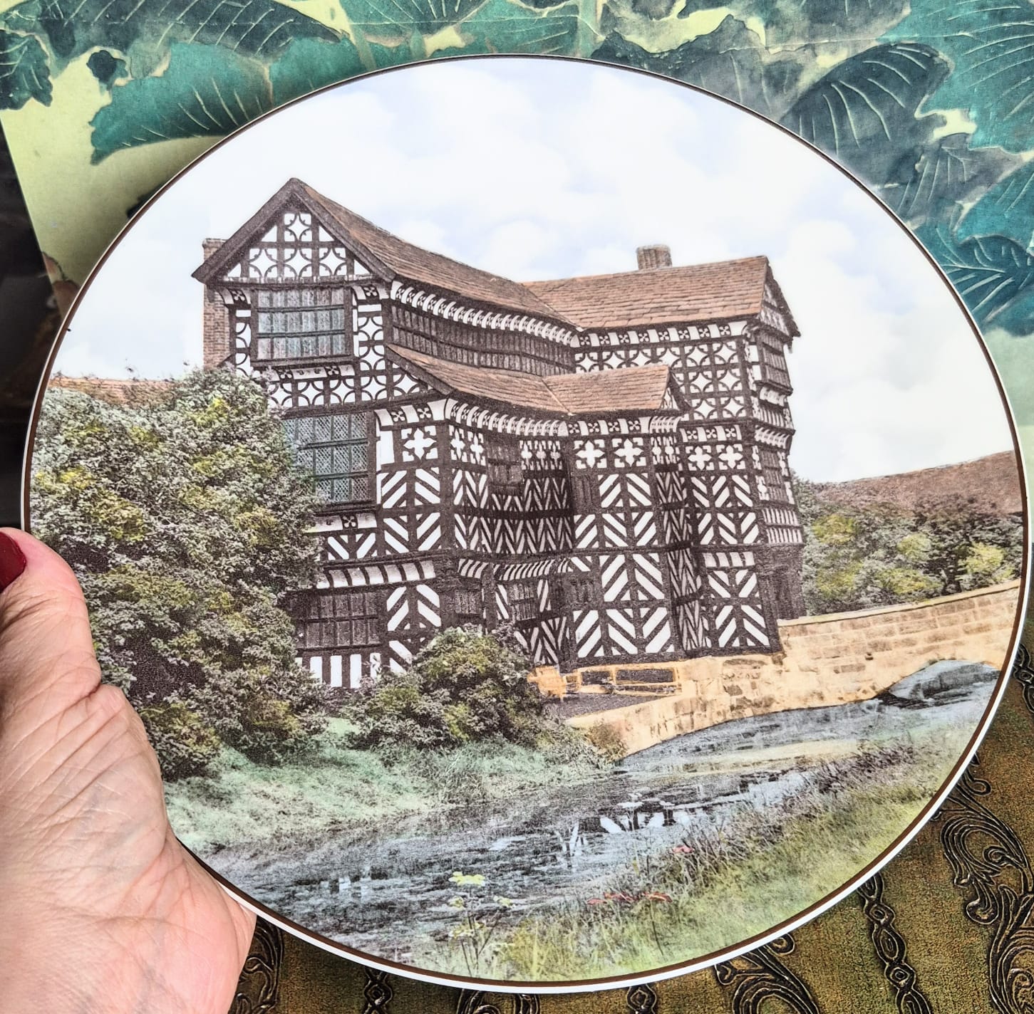 Conjunto de 3 pratos decorativos em porcelana vintage,  anos 60/70, da inglesa Royal Doulton,  com a prestigiada coleção " Historical Britain"