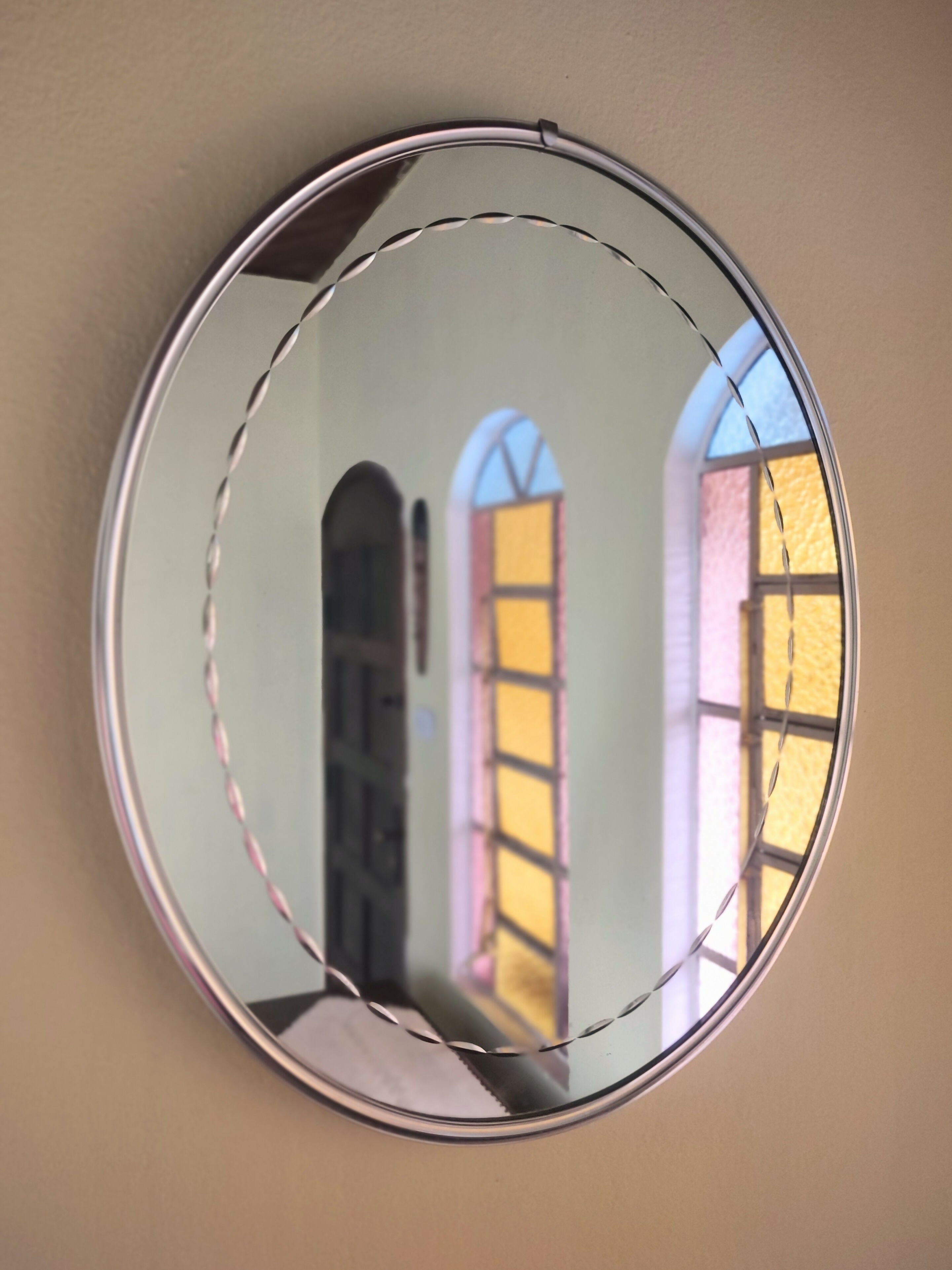 Raro Espelho Oval antigo em cristal lapidado com moldura em alumínio (60cm x 39cm)