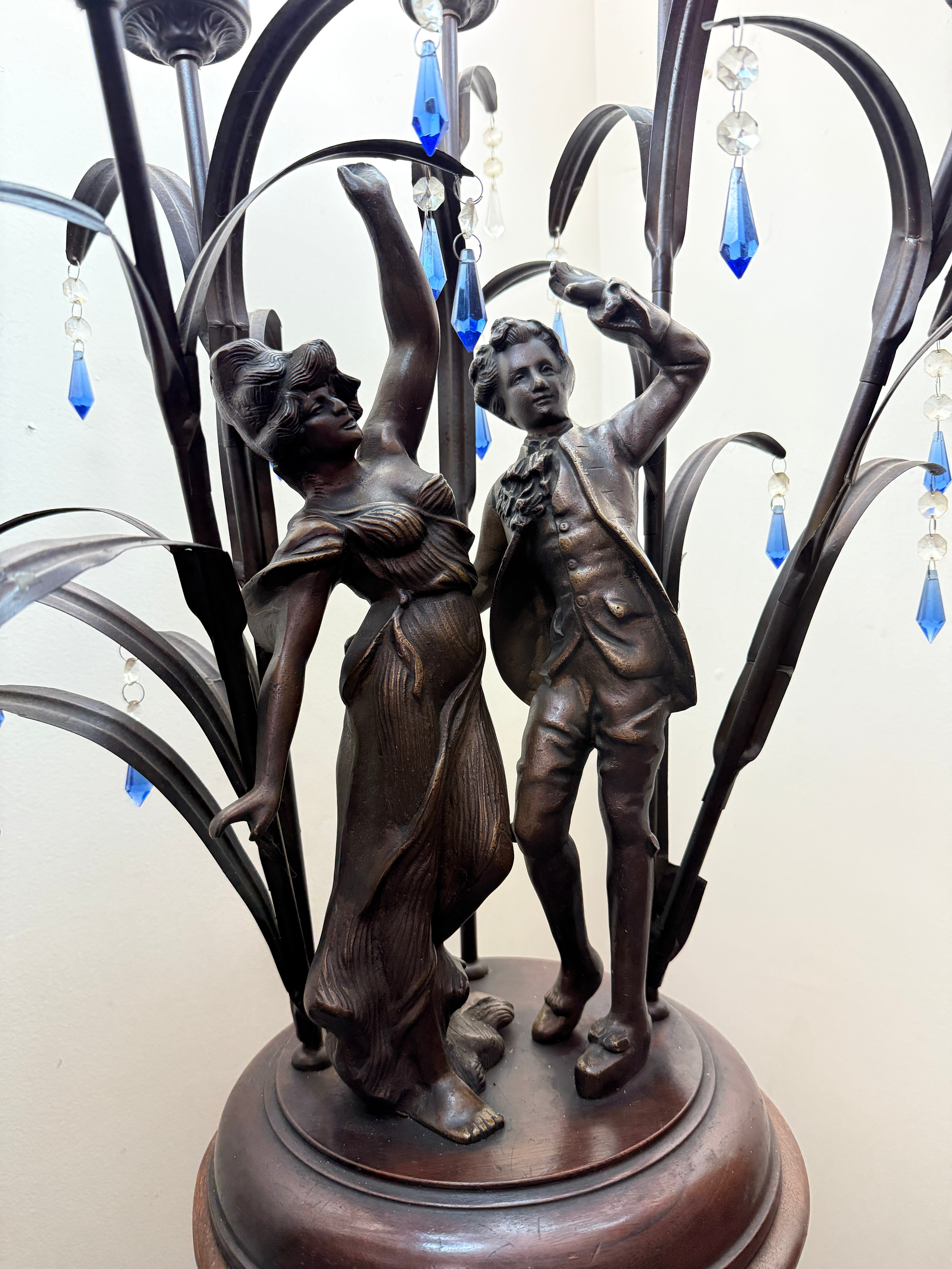 Belissima Luminaria em Petit Bronze com escultura representando casal na chuva com cúpulas azuis e pingentes de cristal