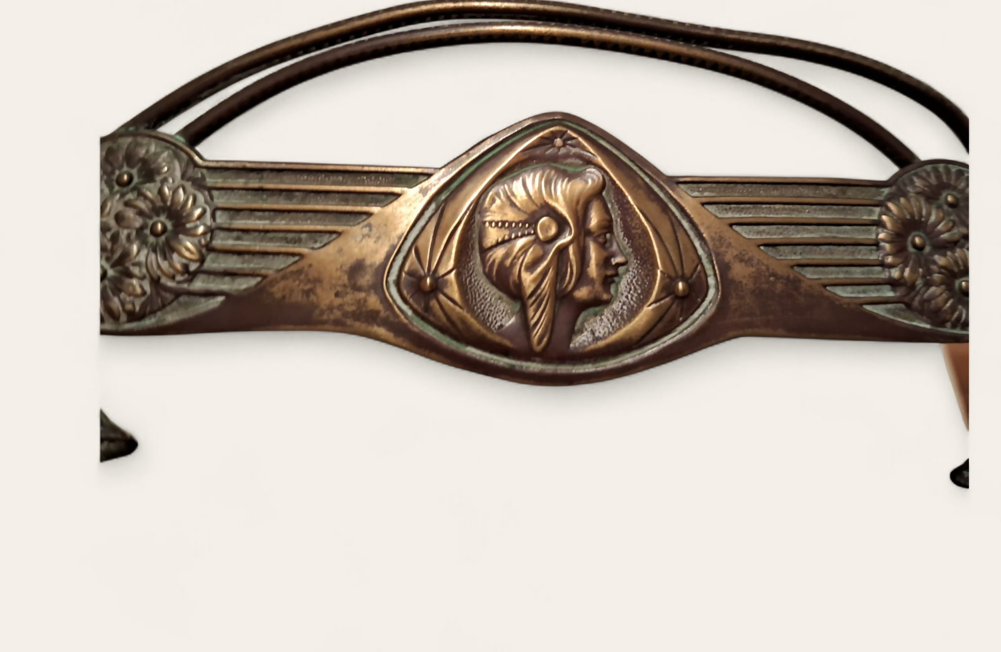 AUTÊNTICO PORTA-LICOREIRA ART NOUVEAU, CORPO EM METAL E BASE EM ESPELHO