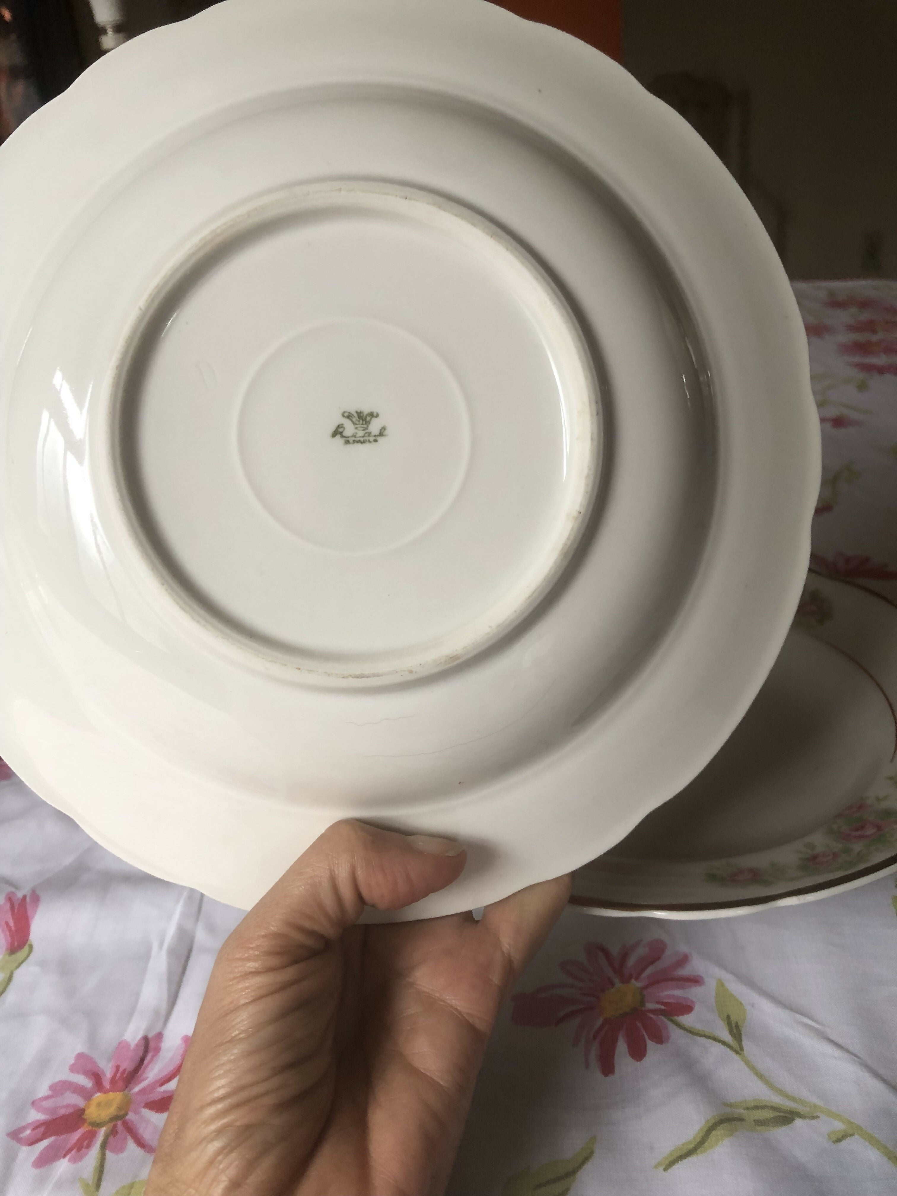 Mesa posta com preciosa sopeira e preciosos pratos