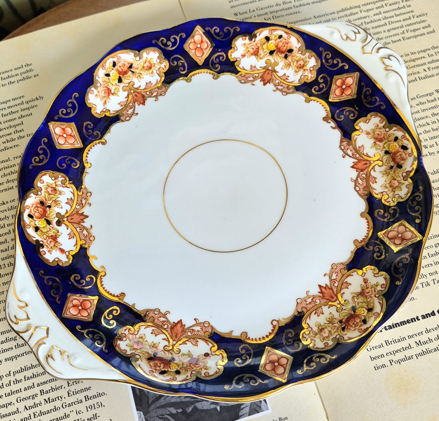  Prato para servir bolo ou doces em porcelana inglesa Fine Bone China Royal Albert,  padrão Heirloom.
