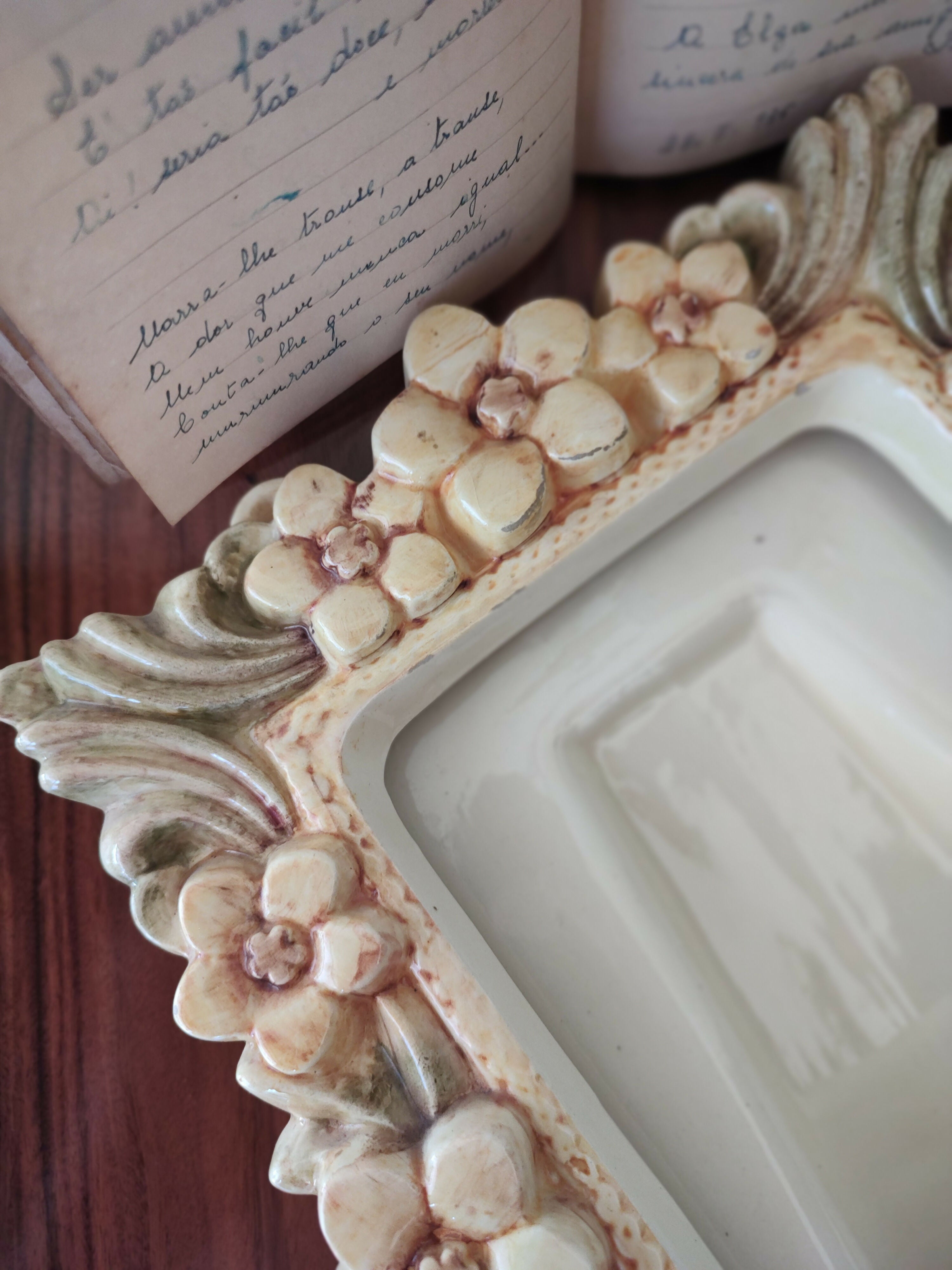 Maravilhoso e Raro Porta retrato Weiss florido em faiança (23cm x 26cm)