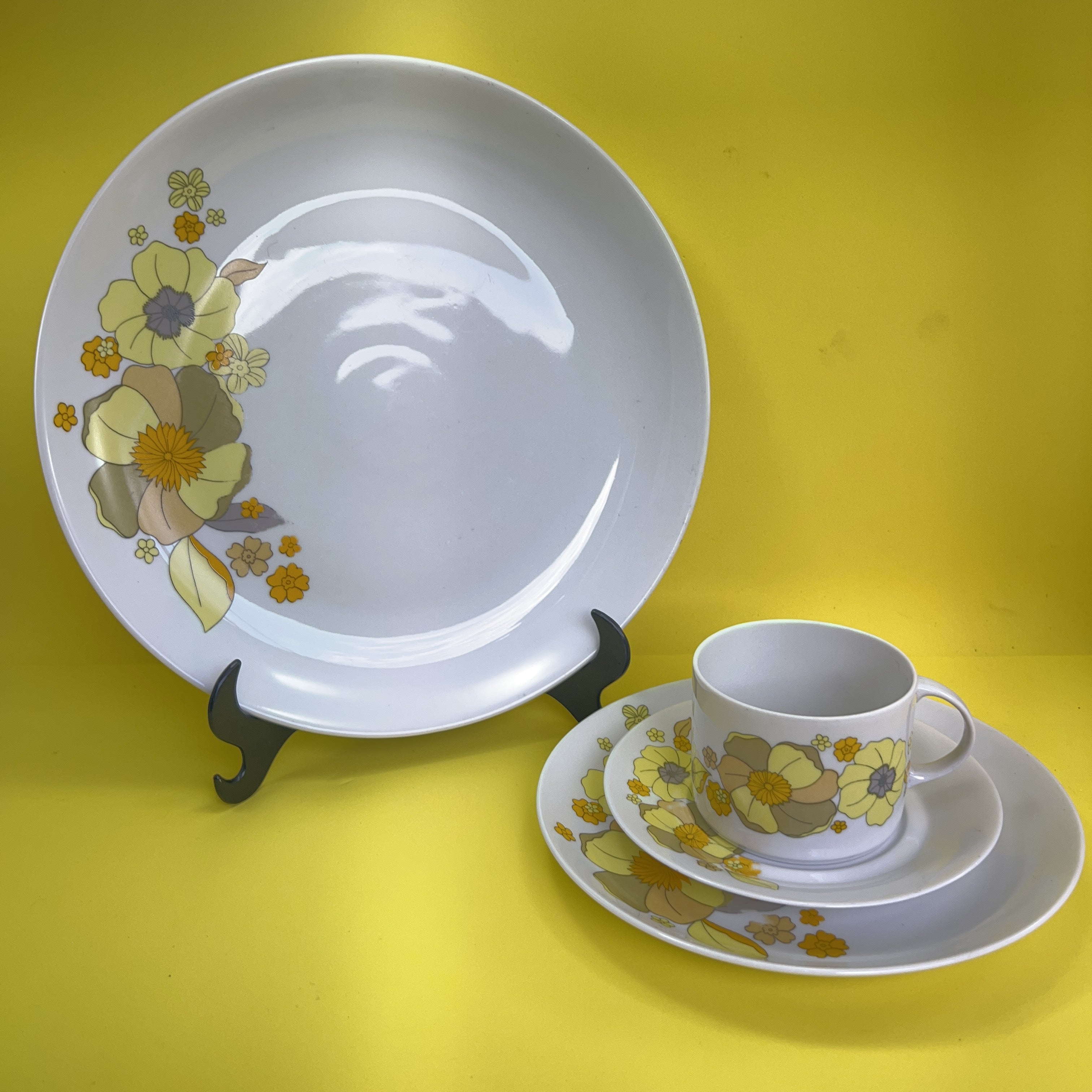 Porcelana Steatita década de 1960/1975 Jogo de chá com flores amarelas