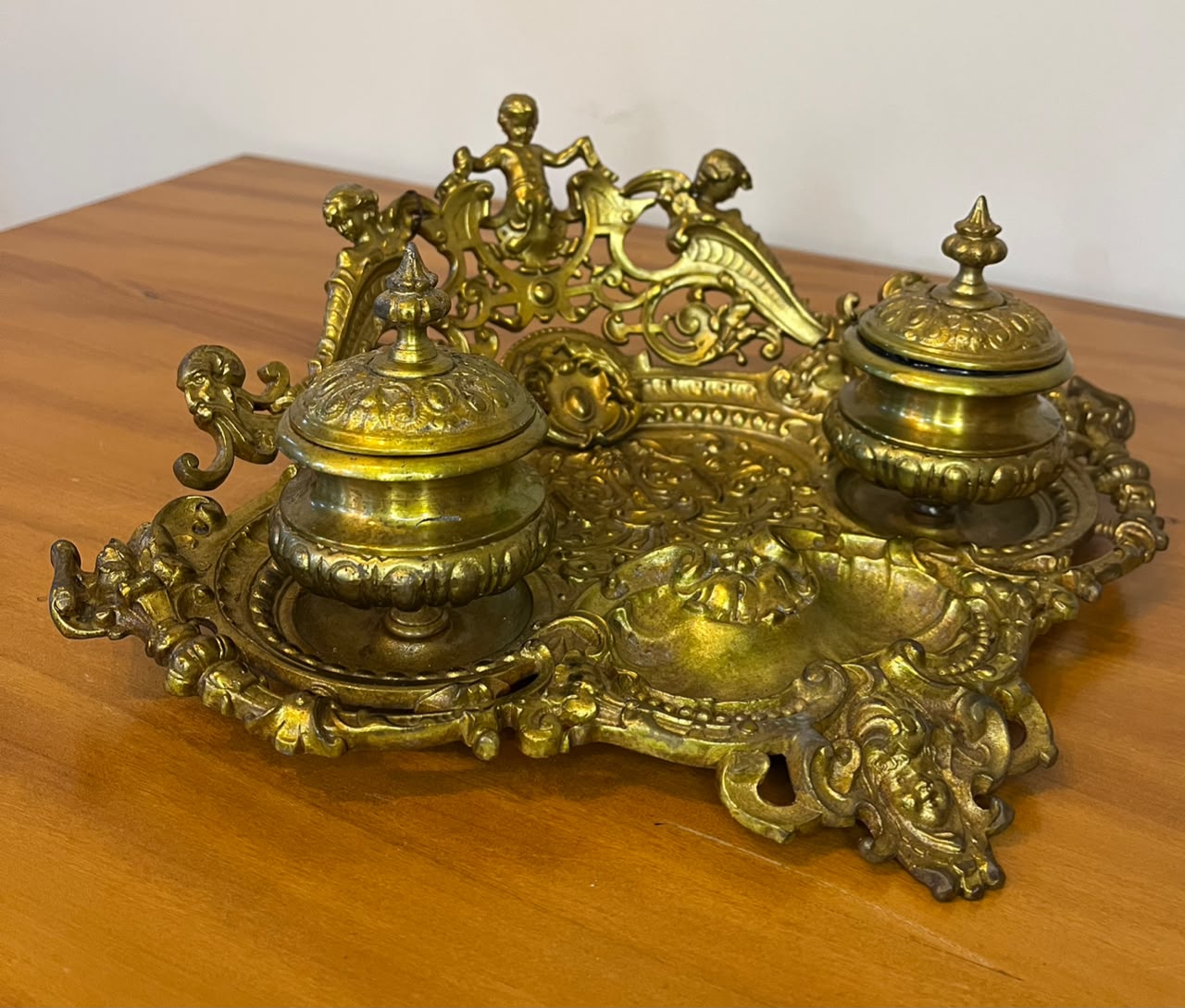 Tinteiro de Mesa Duplo Ornamentado em Metal – 29 × 20 cm