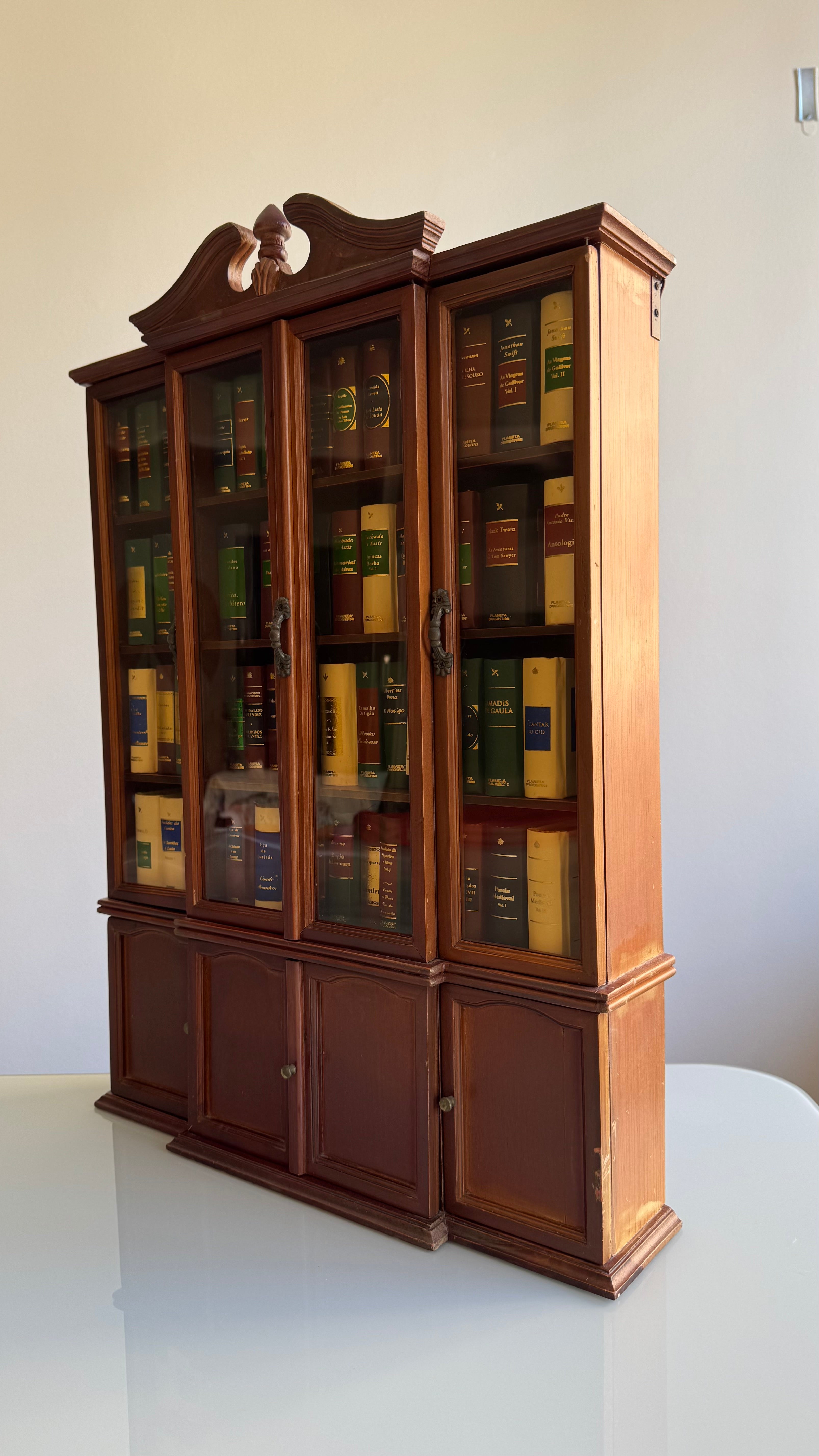 Coleção Grandes Obras da Literatura Universal em Miniatura em pequeno armário 