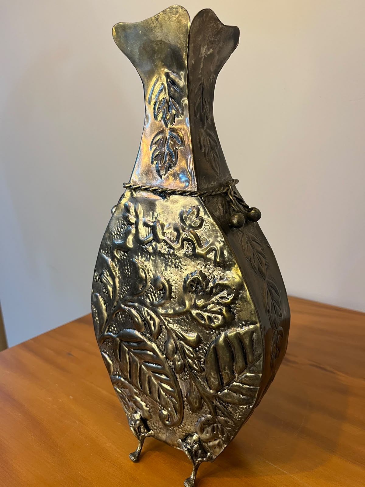 Vaso decorativo indiano em metal repuxado — 36 cm
