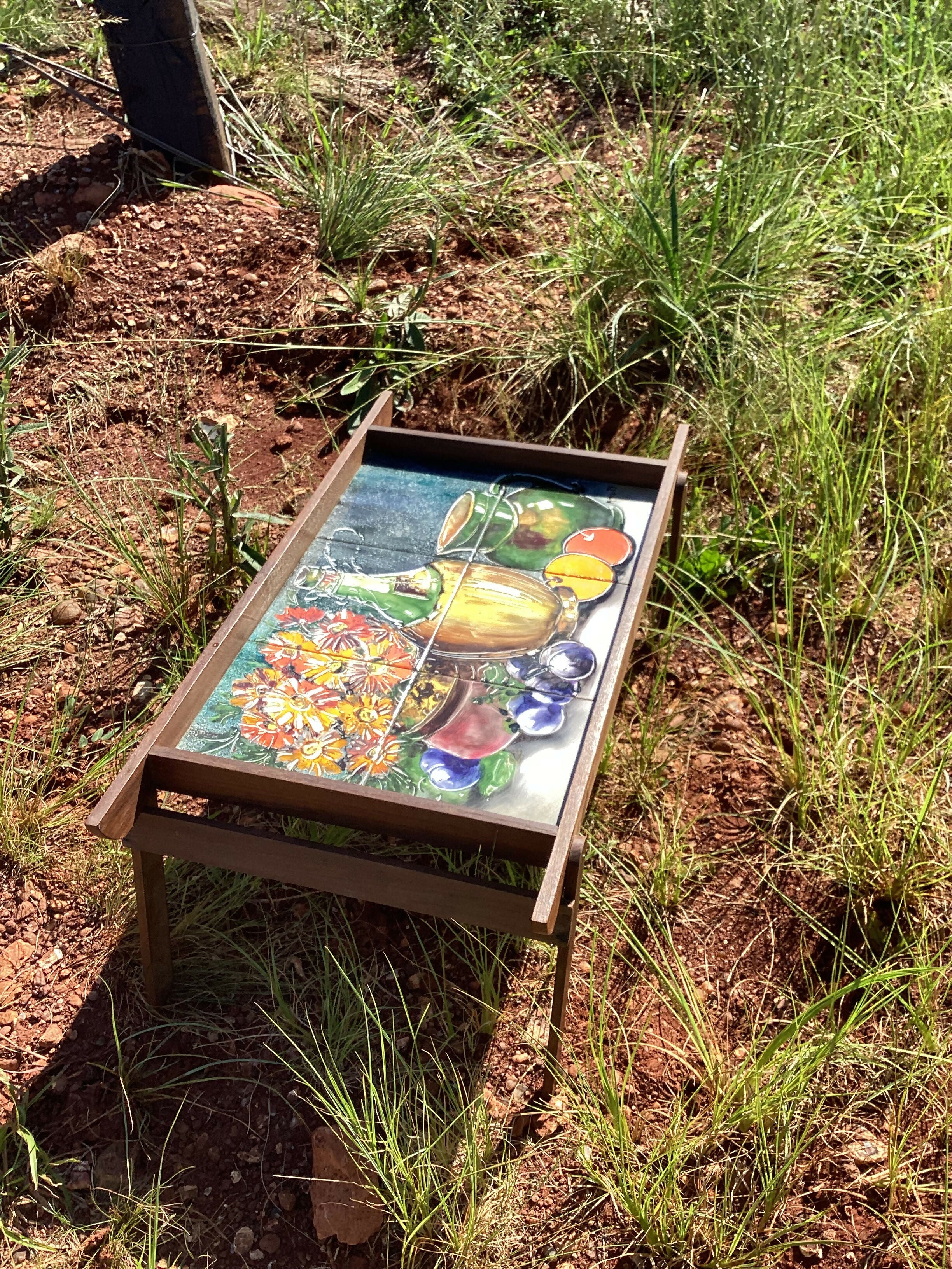 Mesa posta com charmosa e exclusiva bandeja em madeira com azulejos