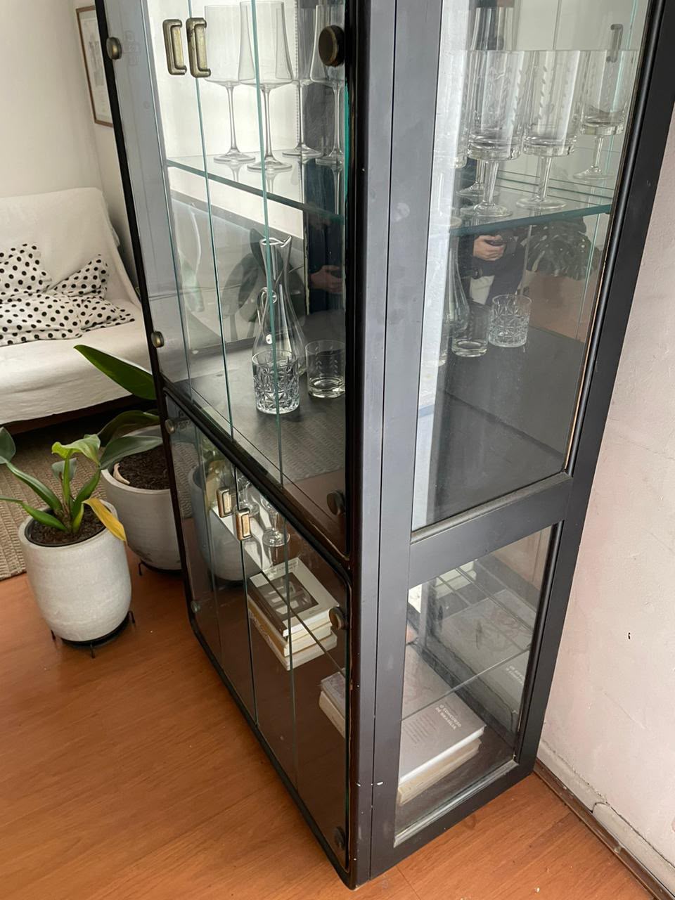CRISTALEIRA ART DECÓ com estrutura em madeira maciça com 4 portas de vidro bisotado 
