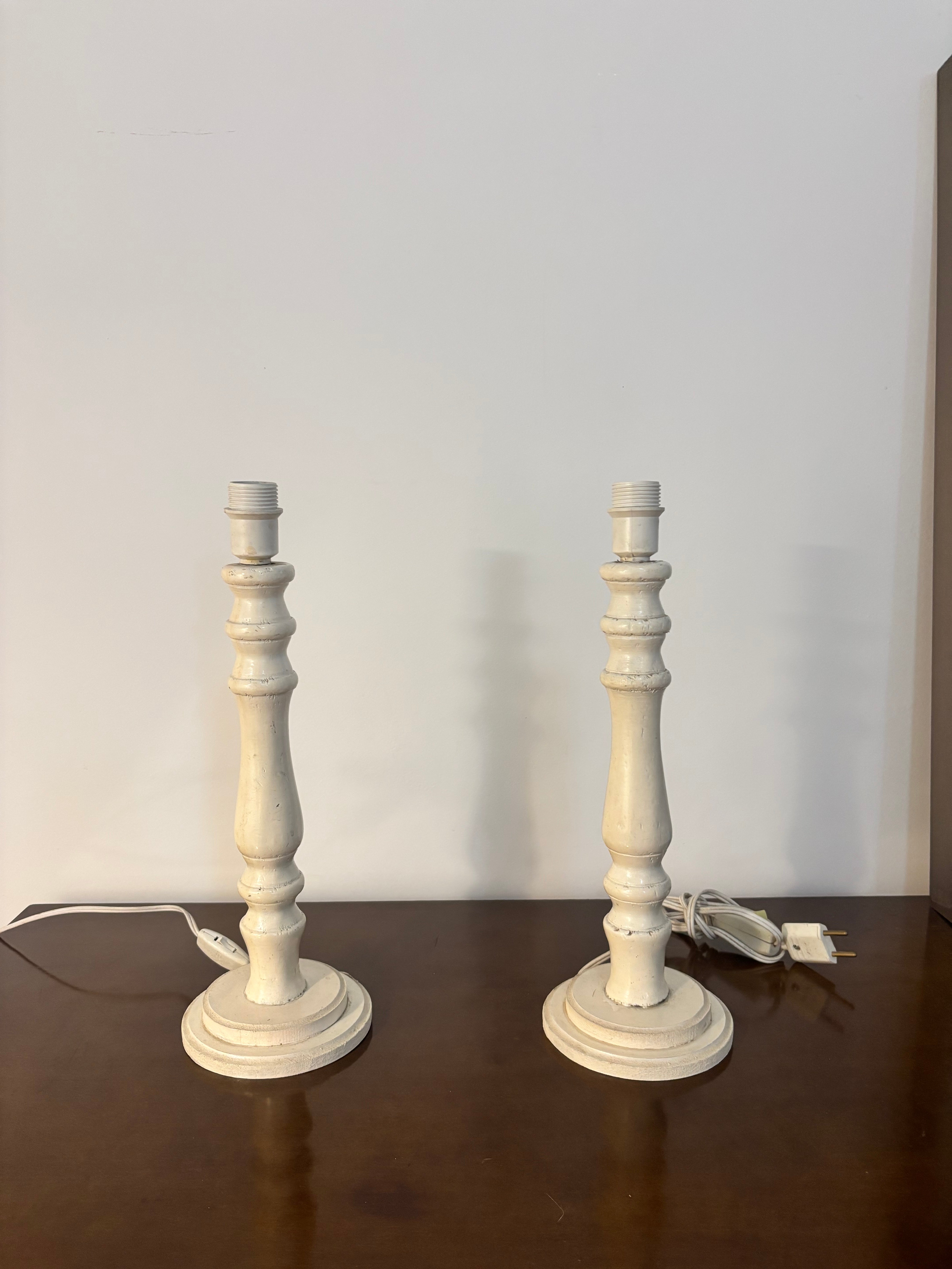 Par de Abajures / Luminárias Clássicas em Madeira Torneada em pátina clara e cúpula neutra (Estilo Provençal / Vintage)