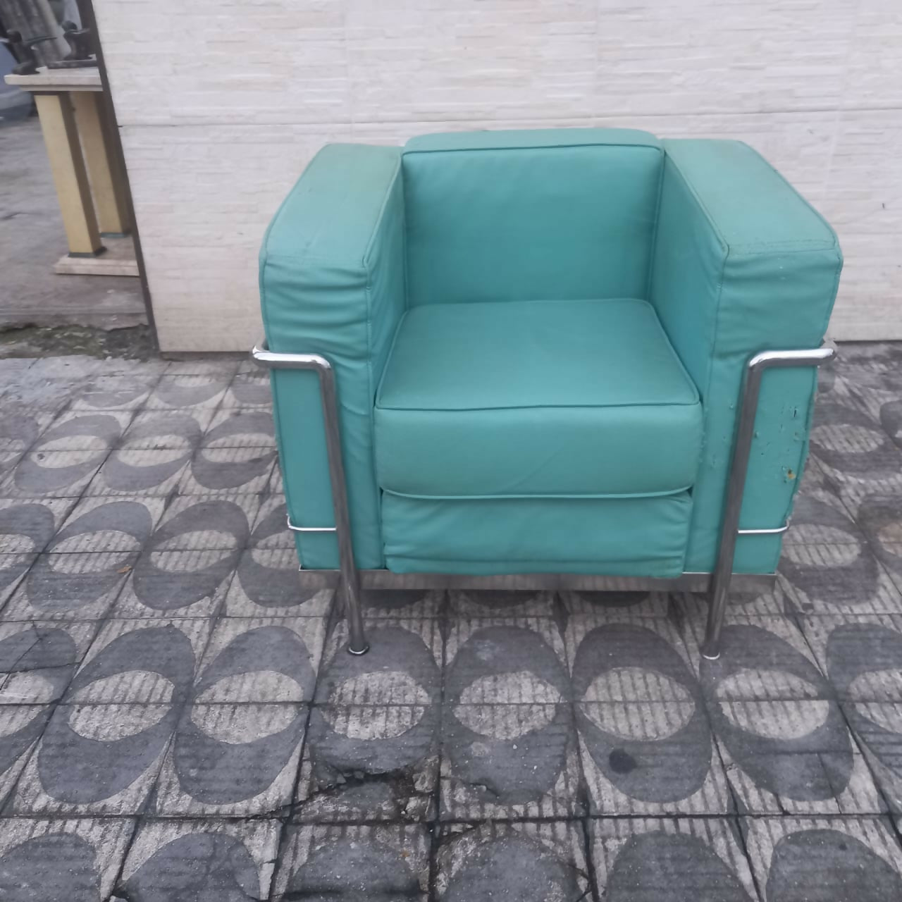 Poltrona com estrutura metálica com estofado verde água