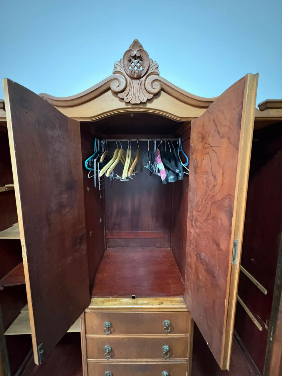 Guarda roupa em madeira clara