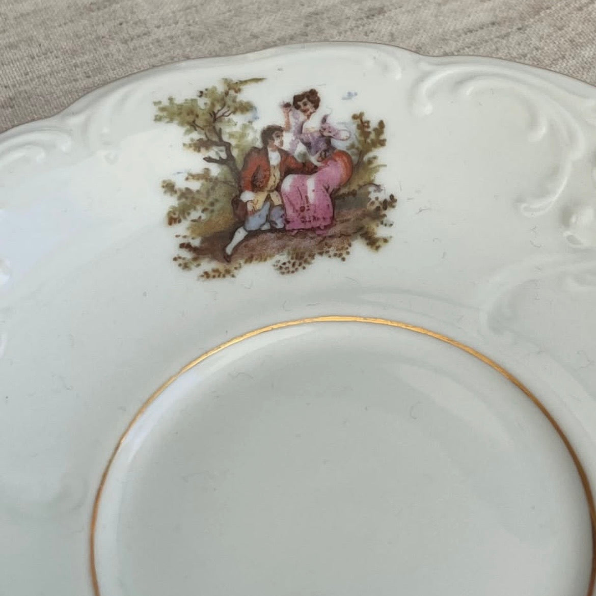 Pires Vintage Porcelana WAWEL  Polônia - Borda em relevo com Cena Galante e Ouro
