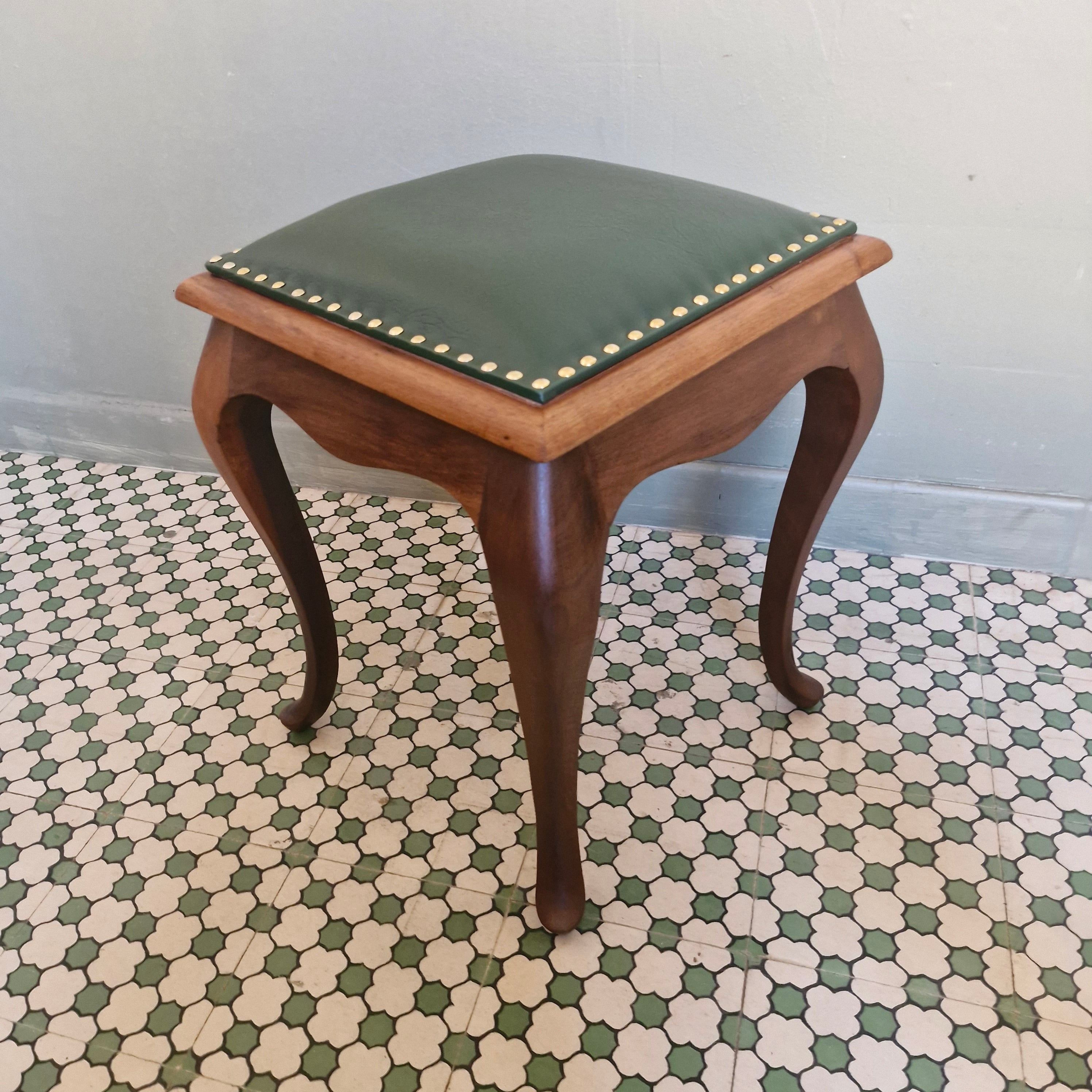 Banqueta Luiz XV quadrada em courvin verde musgo 