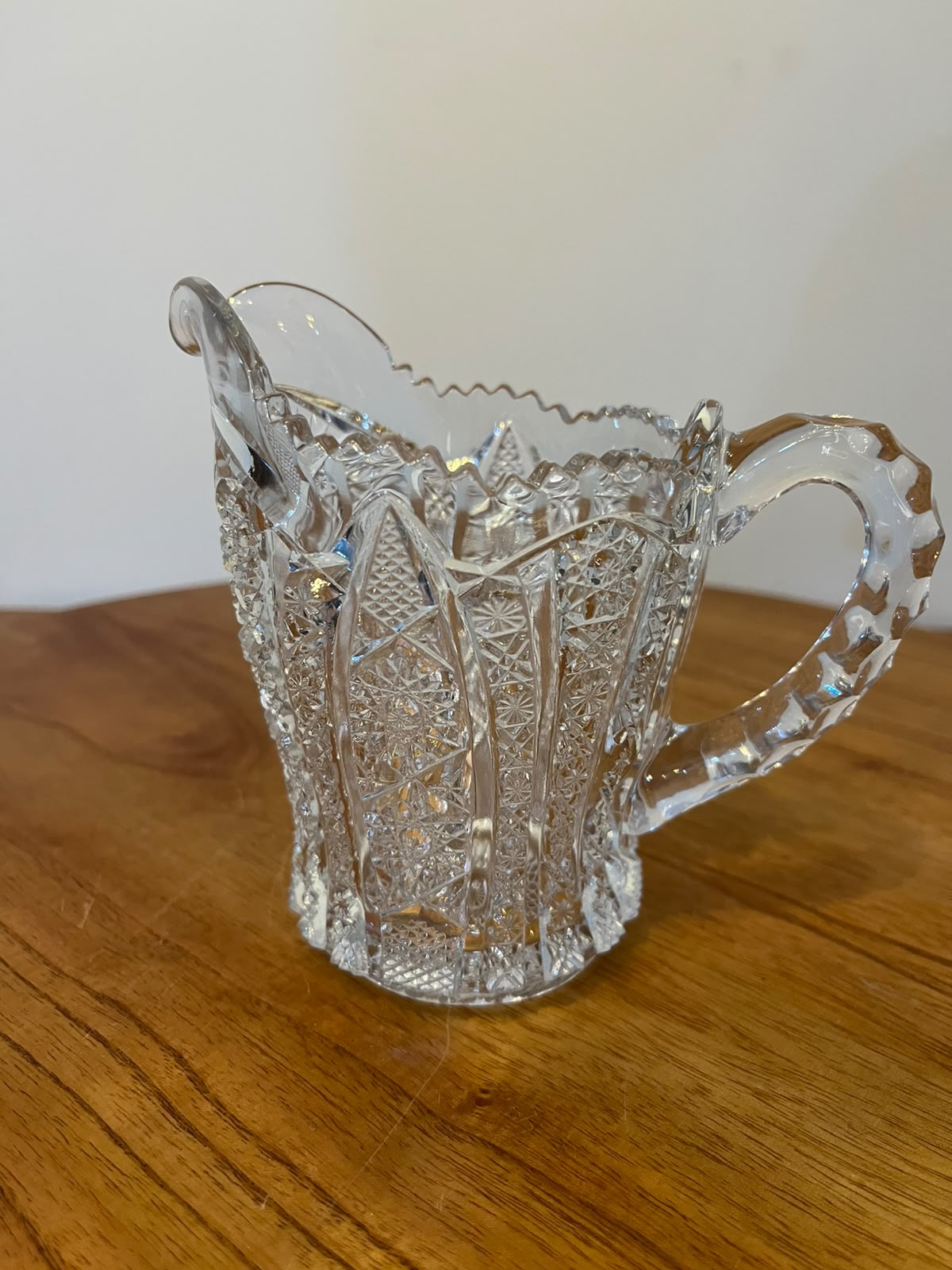 Jarra pequena em vidro trabalhado com decoração geométrica – 13,5 cm