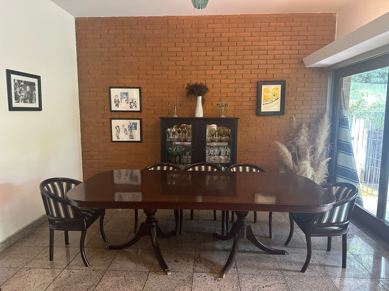Mesa de jantar Retangular em Jacarandá maciço, magnificamente original, acompanha 6 cadeiras. Impecável!!!
