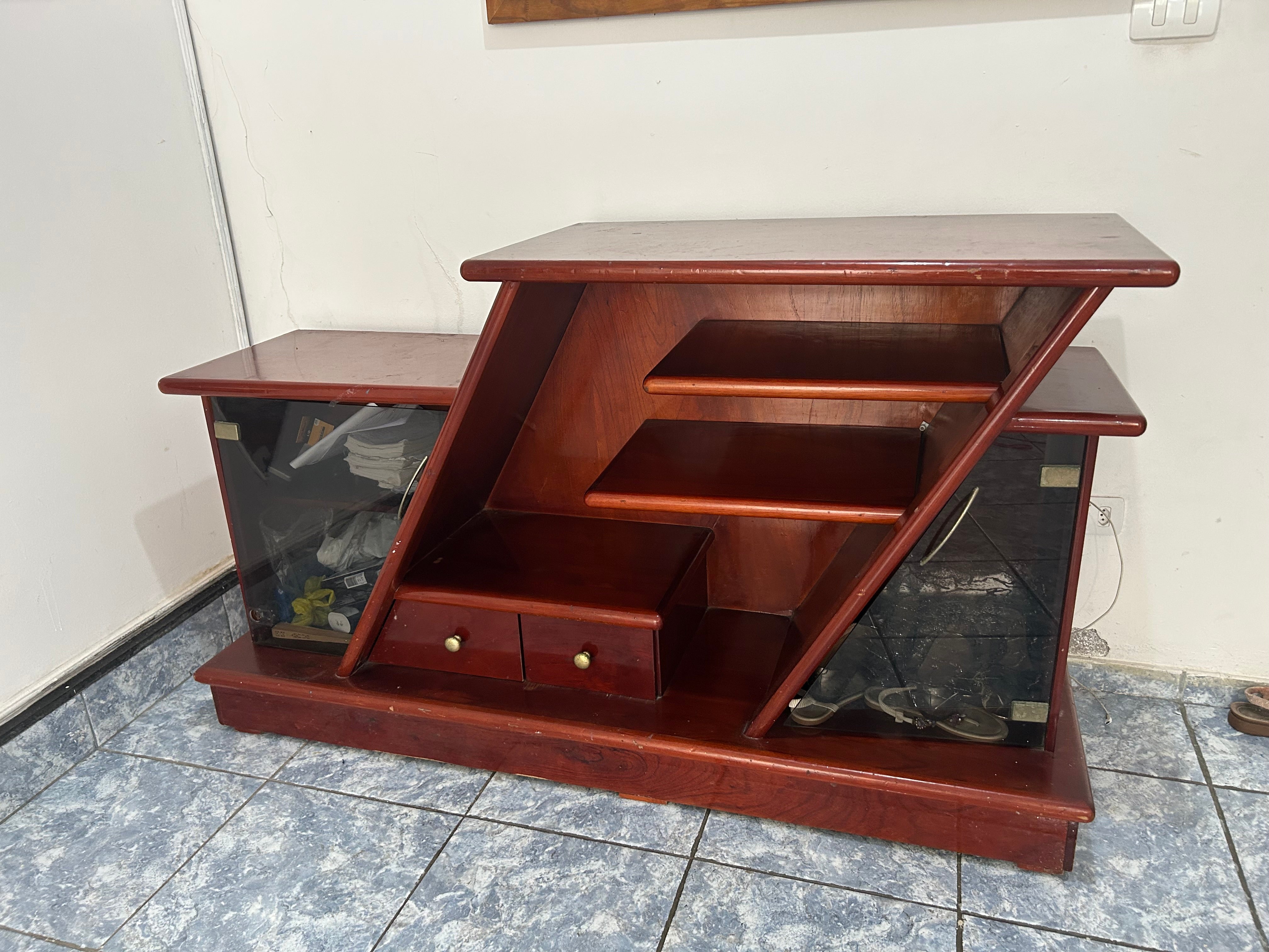 Um rack charmoso vintage diagonal com vidro e gaveta 