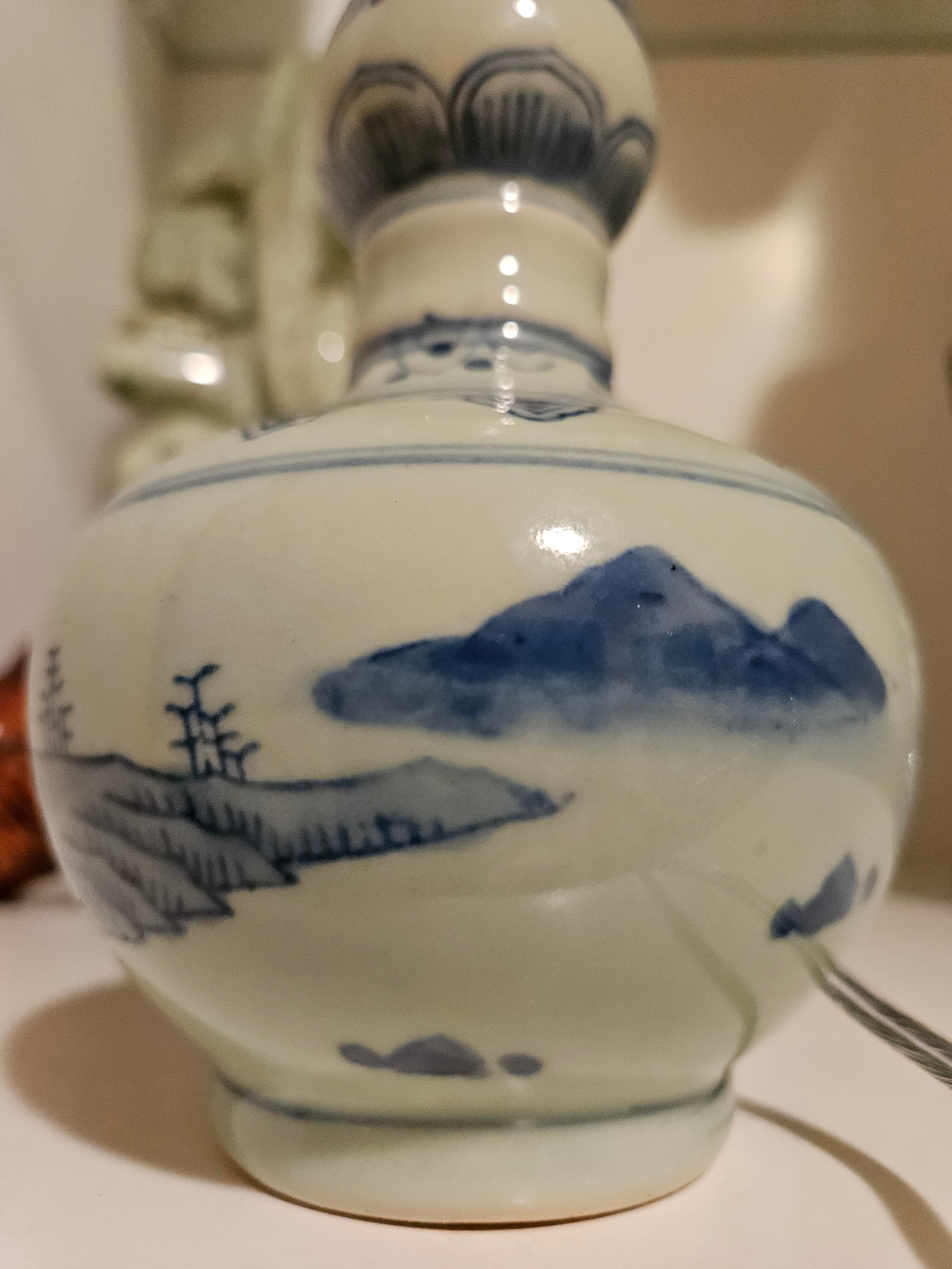 Abajur Vintage com Base de Vaso de Porcelana Azul e Branca e Cúpula Nova