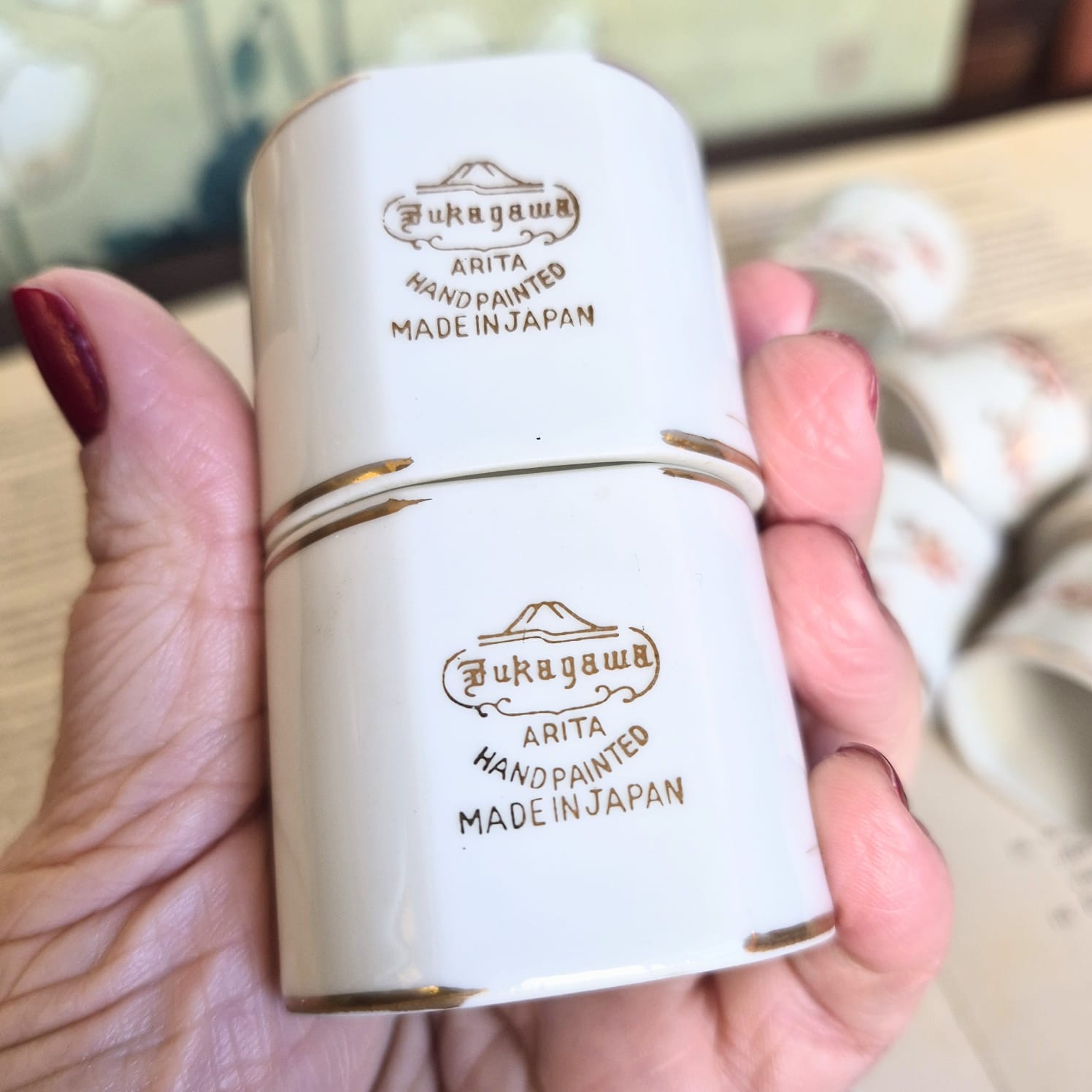 Porta guardanapos em porcelana finíssima japonesa Arita Fukagawa, pintado à mão.  Perfeitos, como novos. Douração impecável!