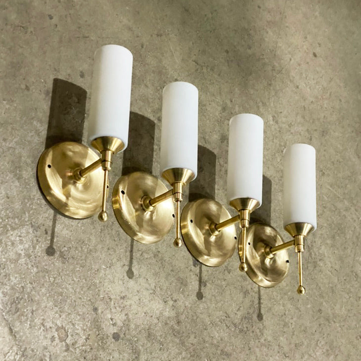 Par de Luminárias arandelas Mid Century em latão e vidro fosco branco 