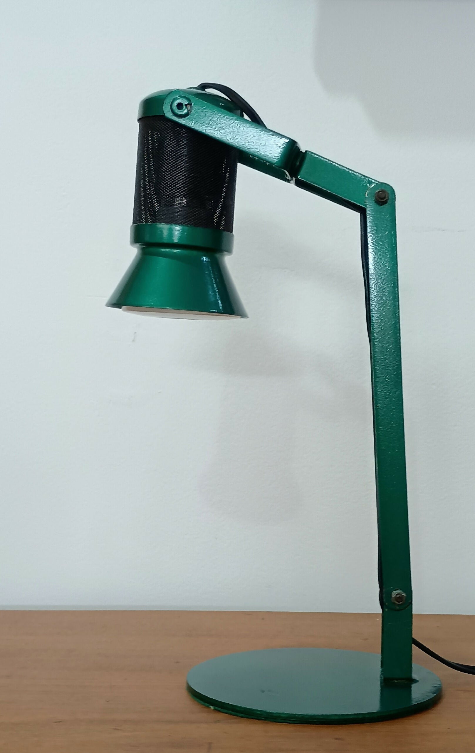 Antiga luminária de mesa articulada