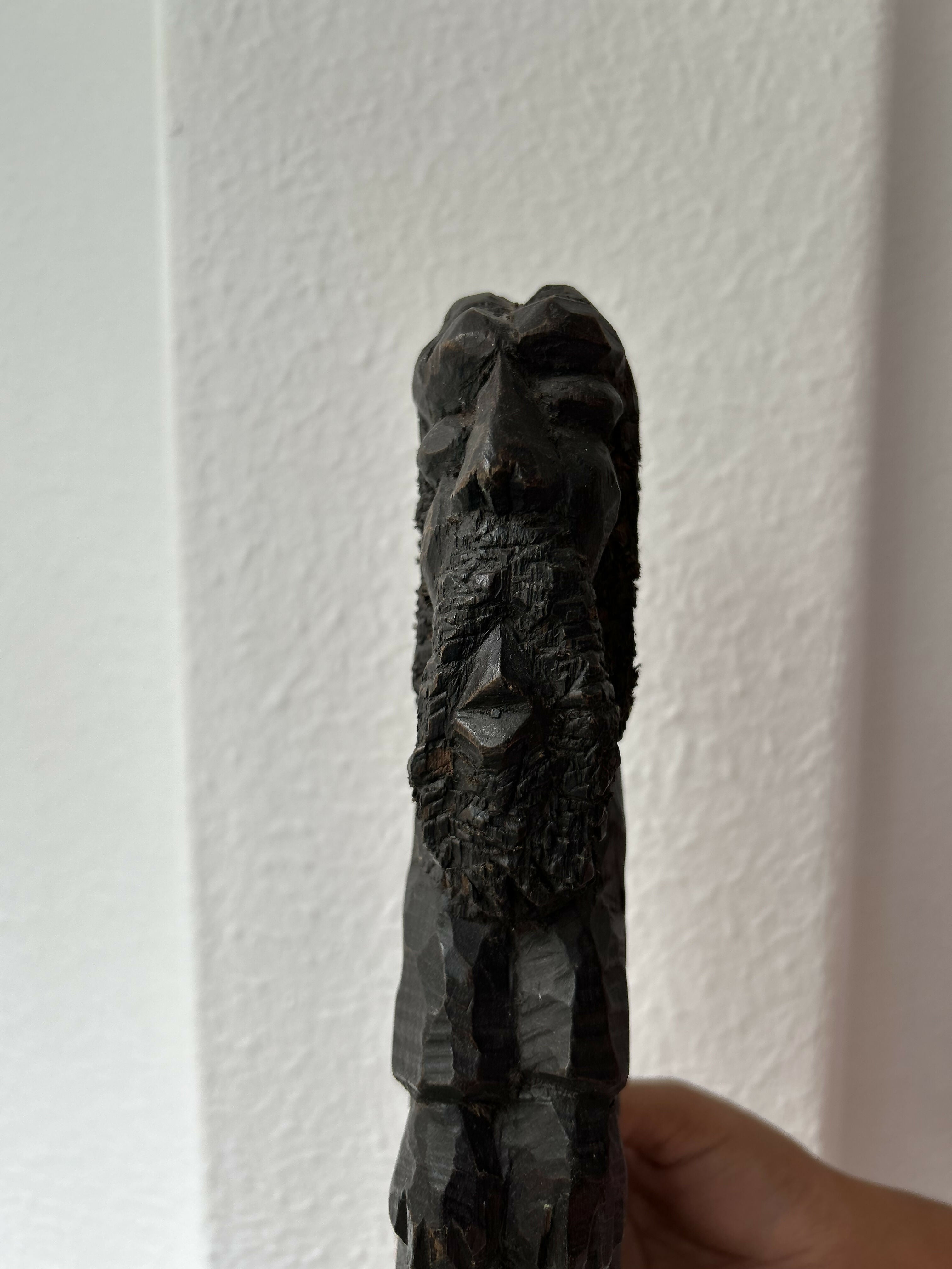 Escultura em viga de madeira - homem velho