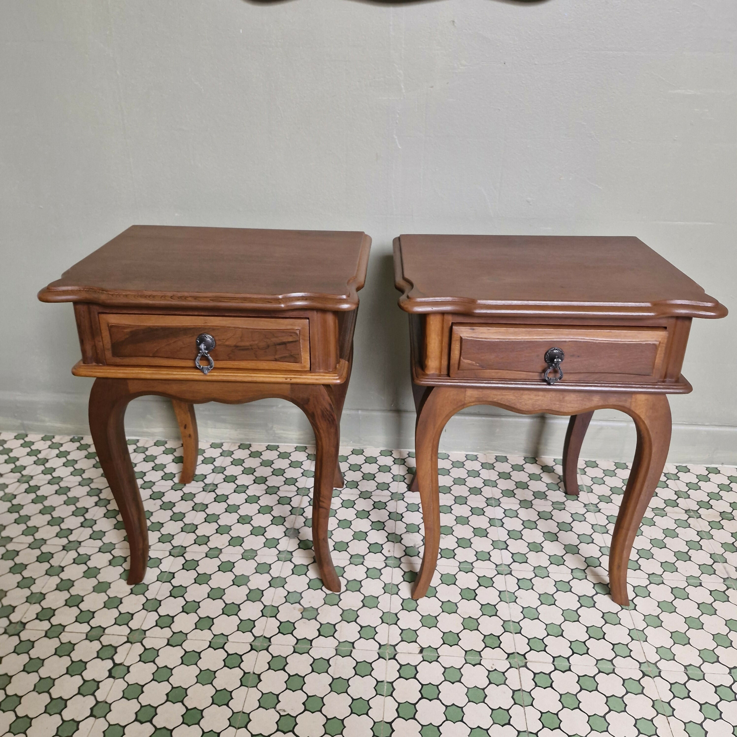 Mesas de Cabeceira Provençal