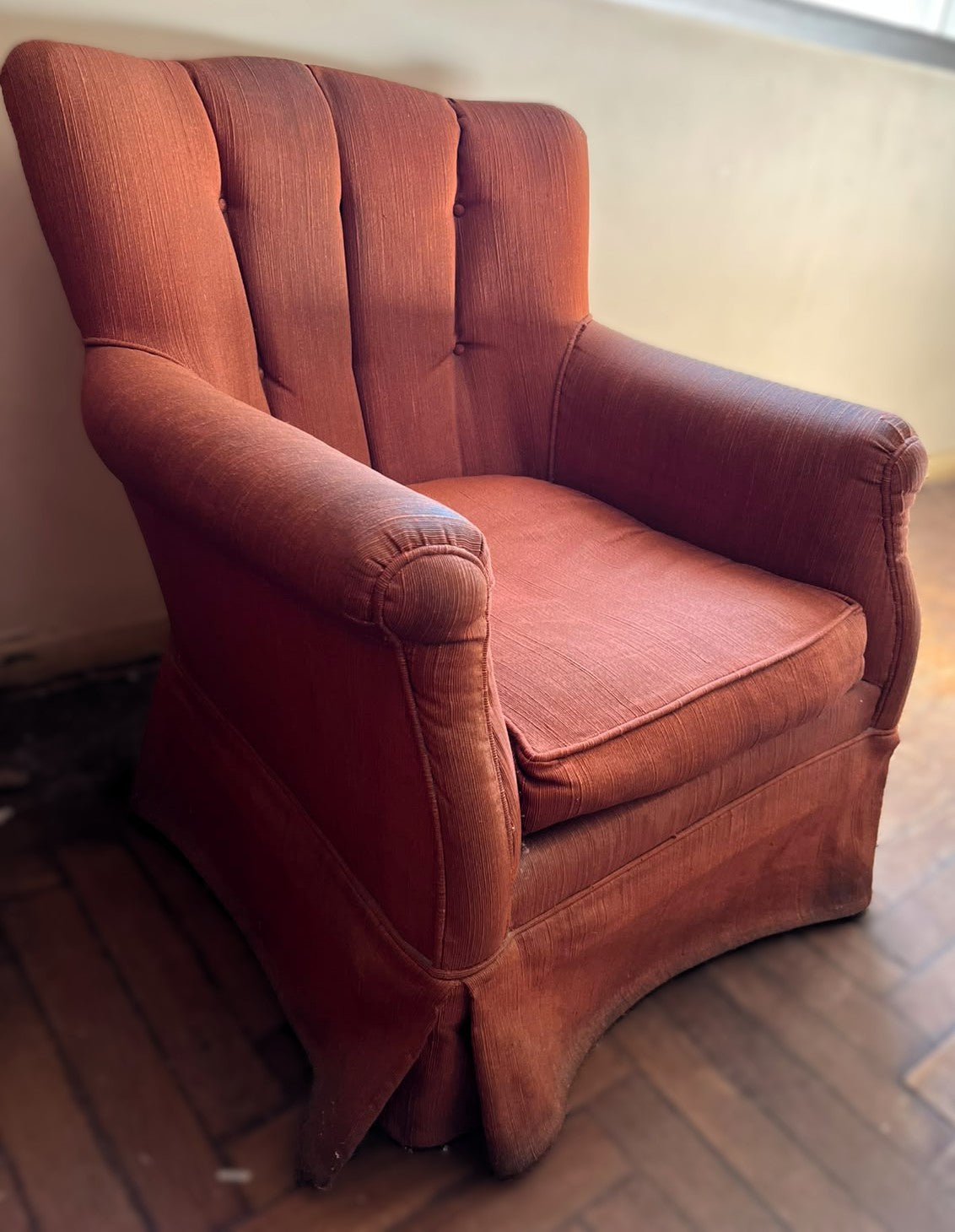 Antiga Poltrona estilo Berger com estofado avermelhado 