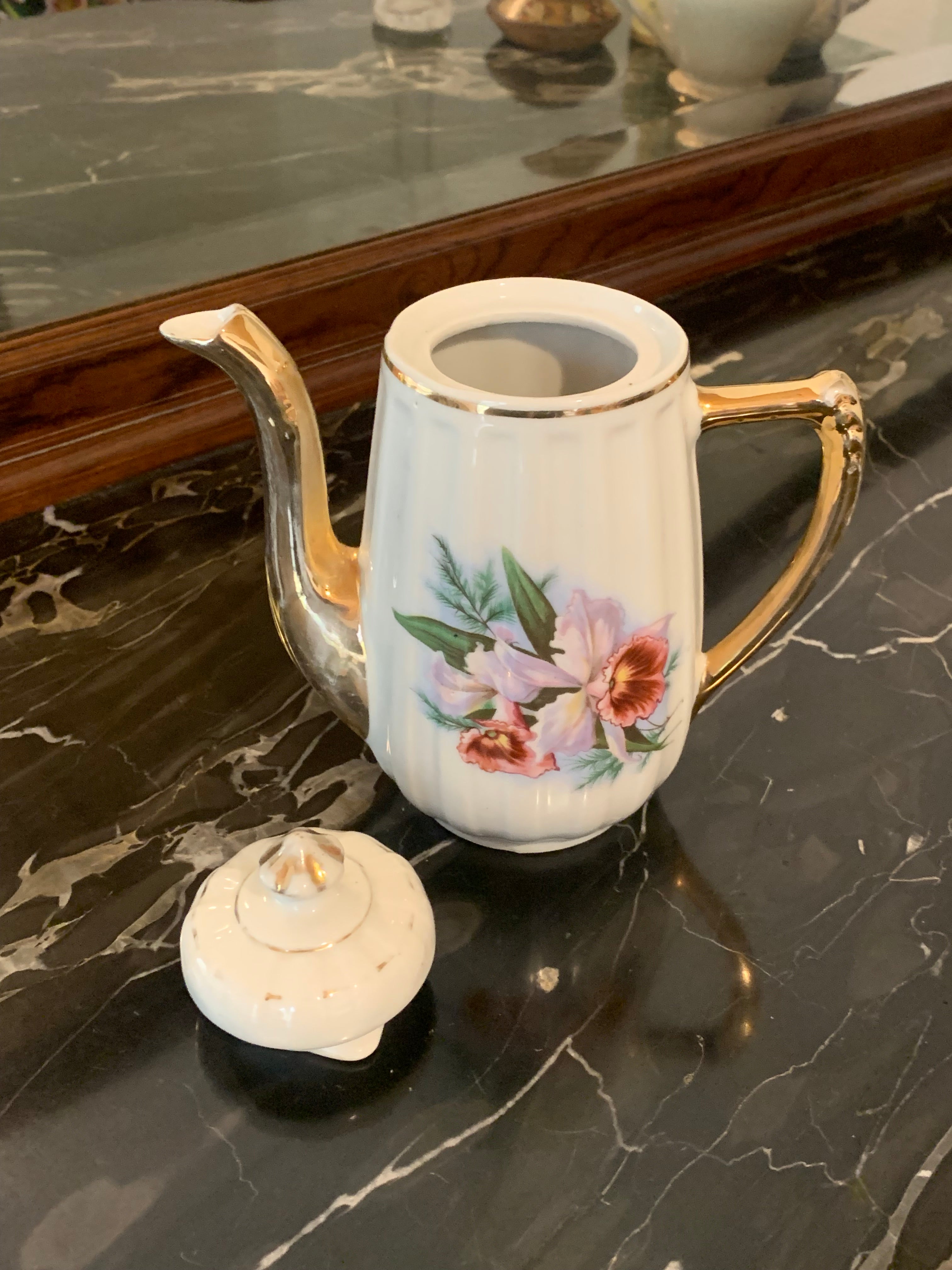 Bule antiguinho canelado em porcelana com orquídeas