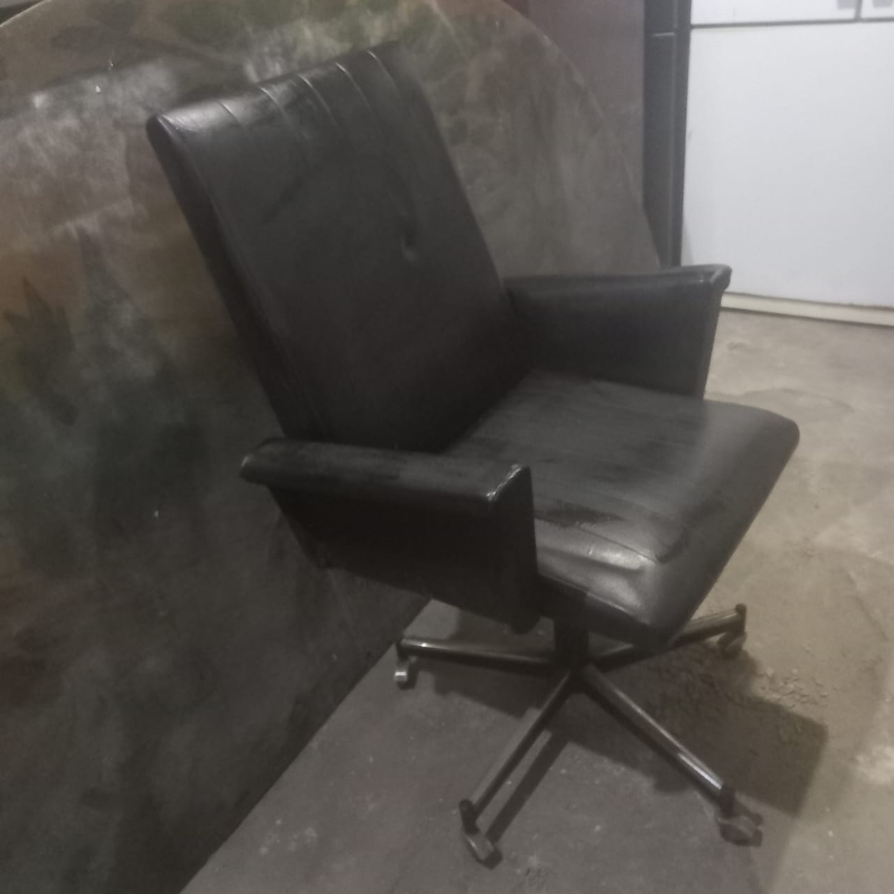 Antiga Cadeira de escritório em estofado preto e pés em ferro 