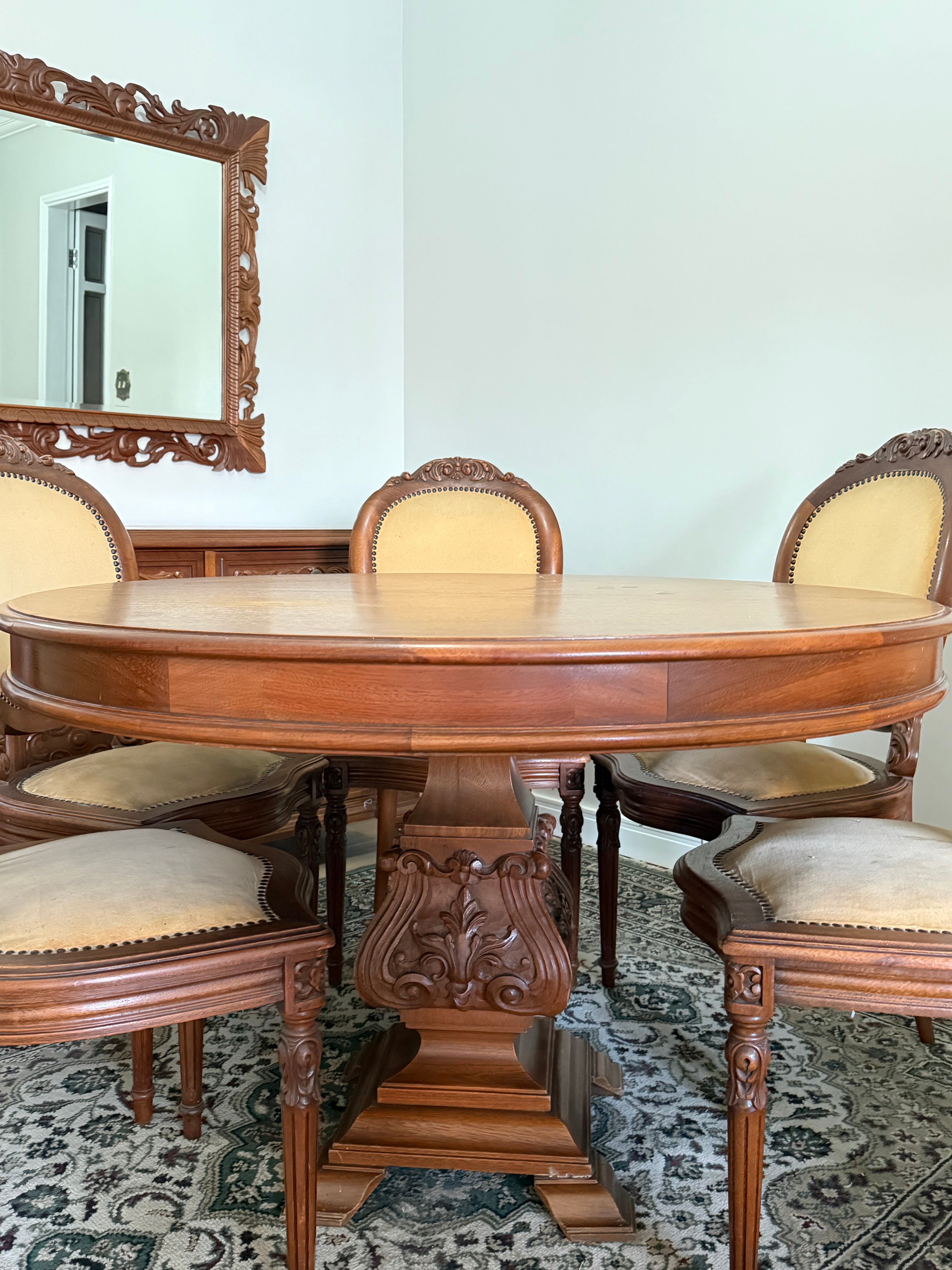 Mesa de jantar redonda com cadeiras medalhão com veludo 