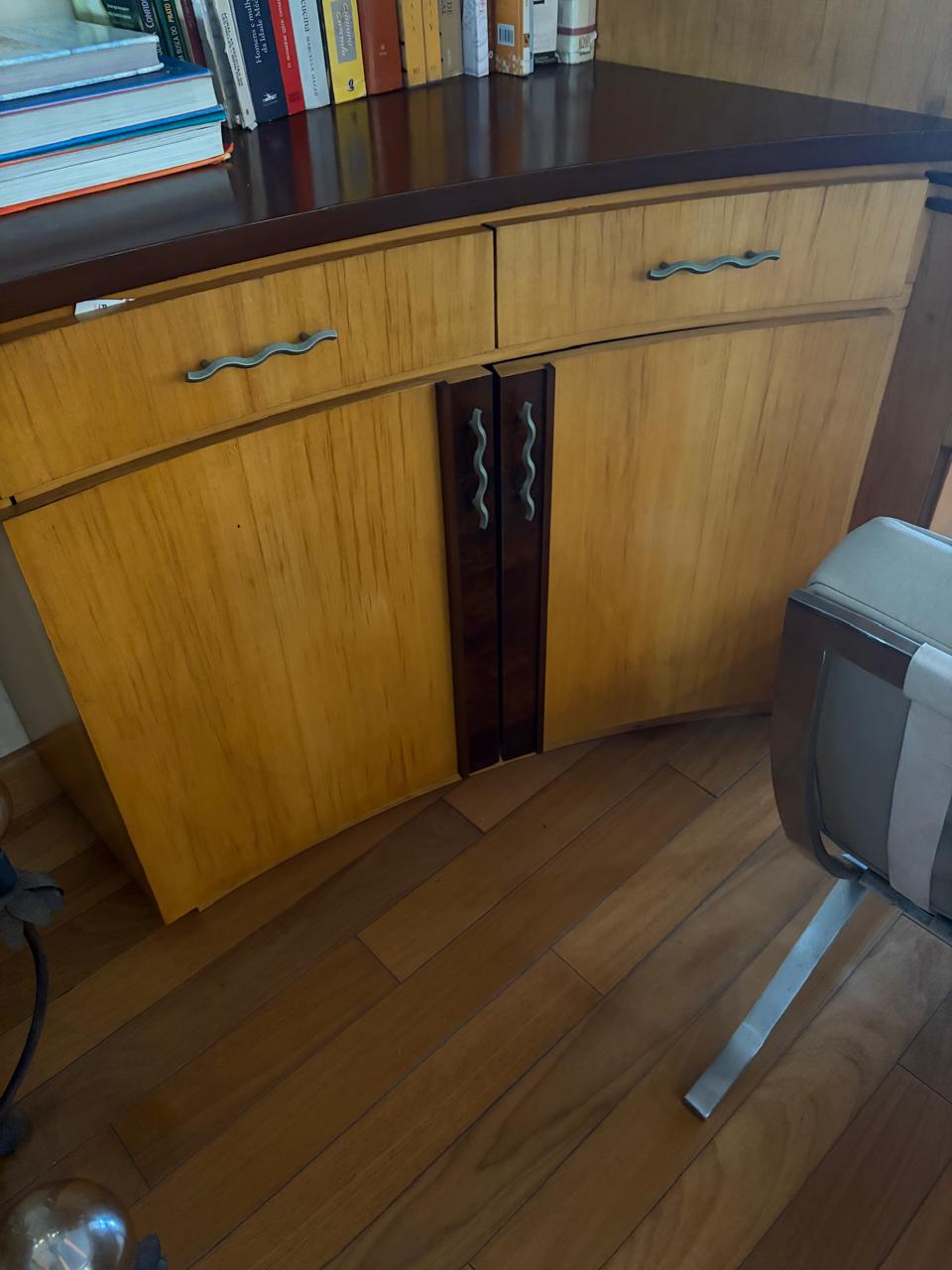 Móvel de televisão em madeira Freijó e detalhes em Imbuia 