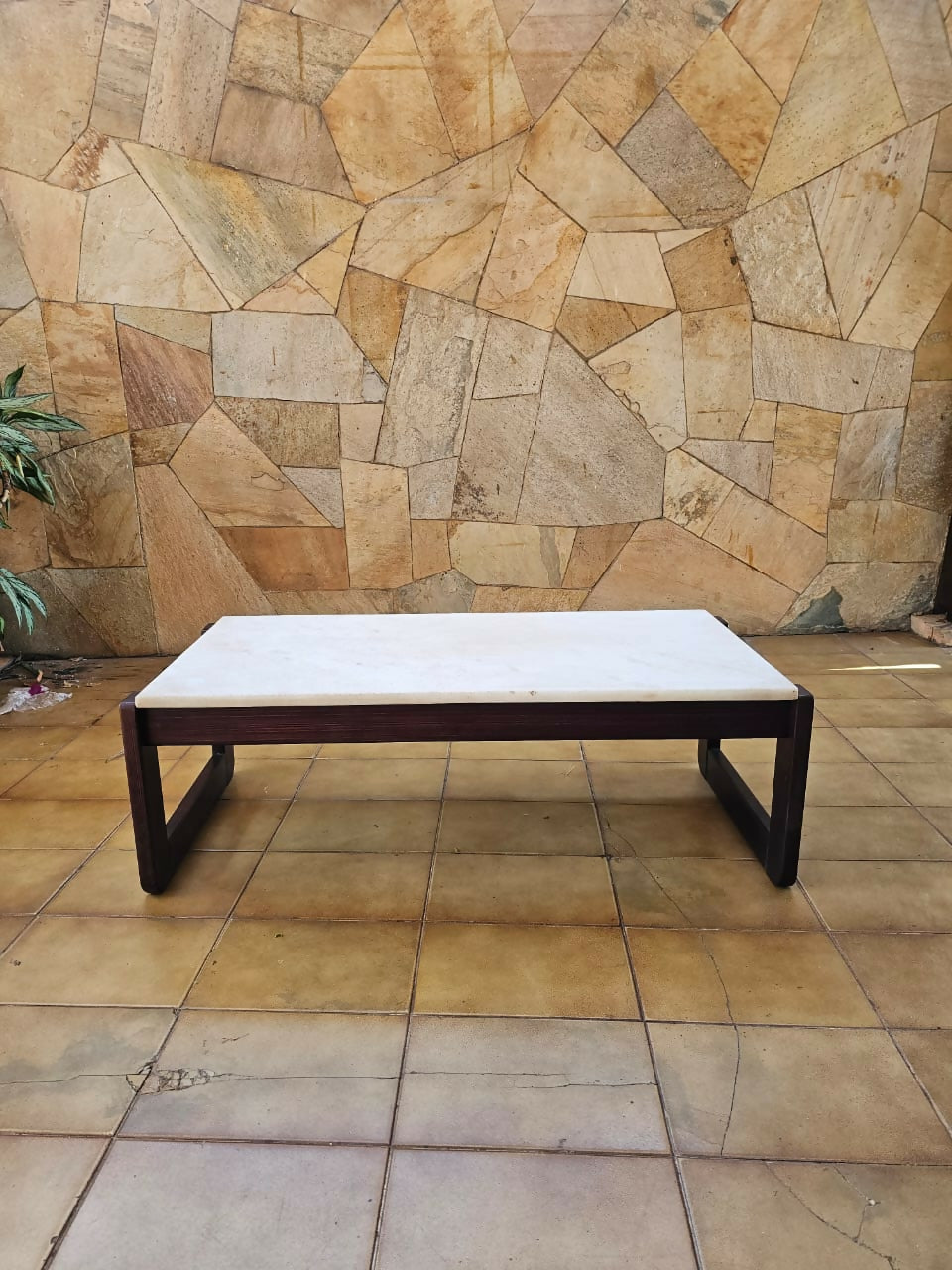 Linda mesa de centro em jatoba maciço e tampo de mármore.