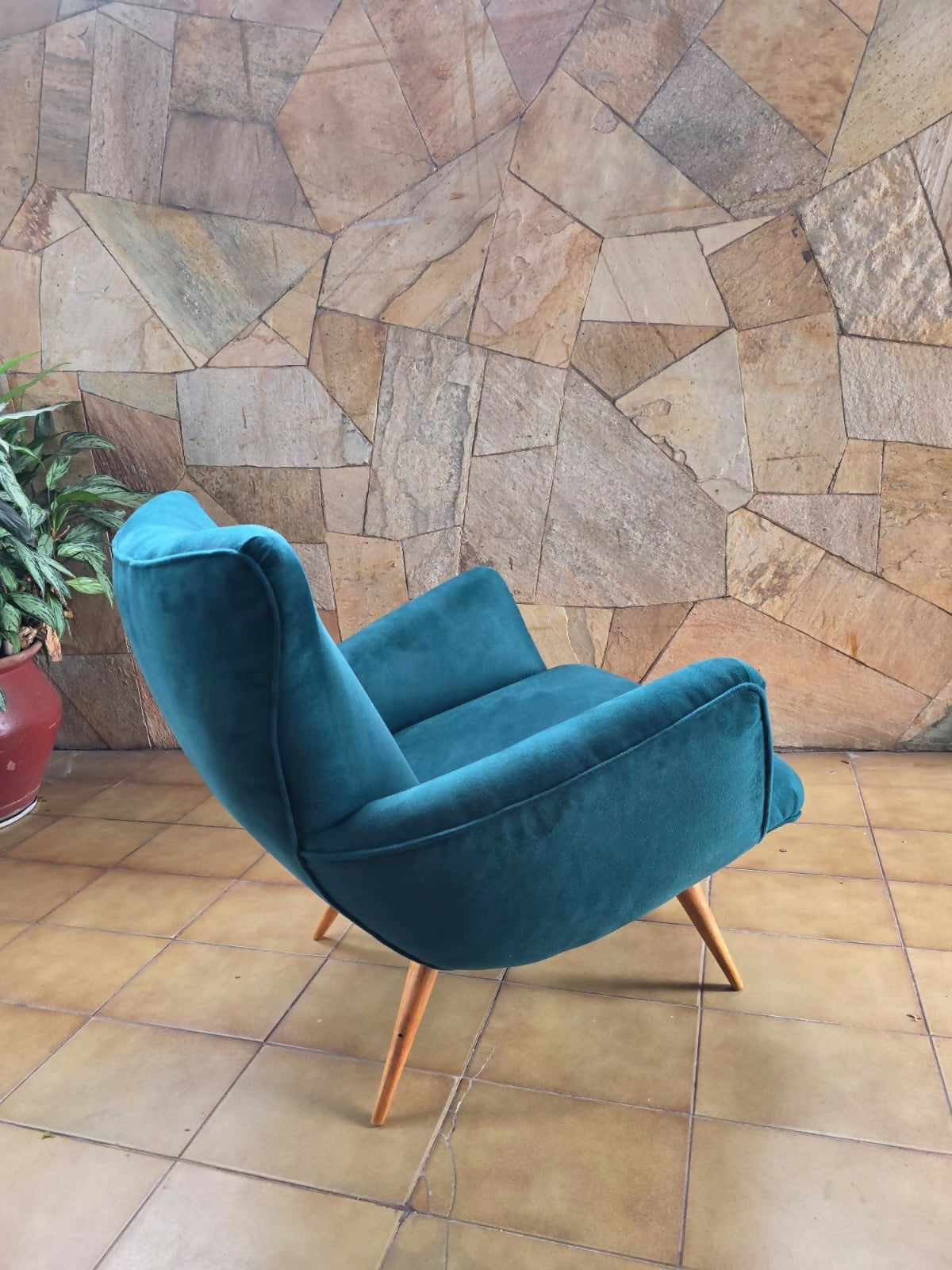 Poltrona Rio anos 50 (tapeçaria nova em veludo verde)