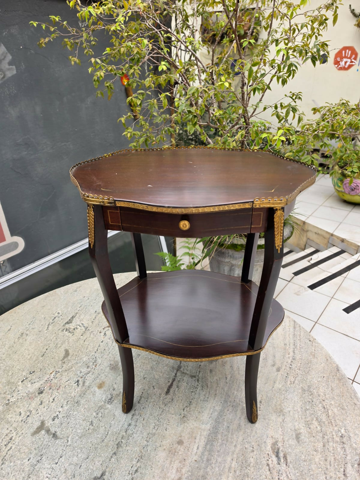 Mesa lateral estilo inglesa com detalhes em latão