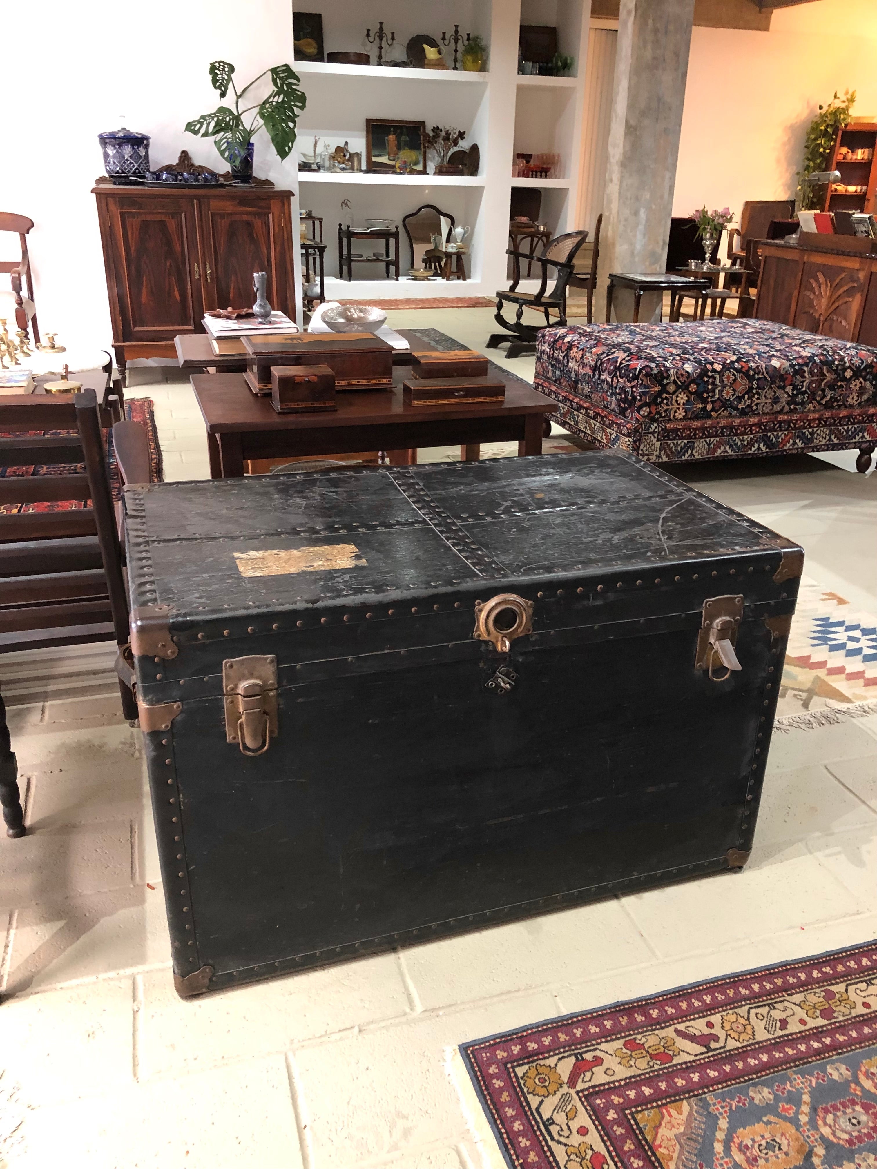 Baú argentino vintage com revestimento em couro preto