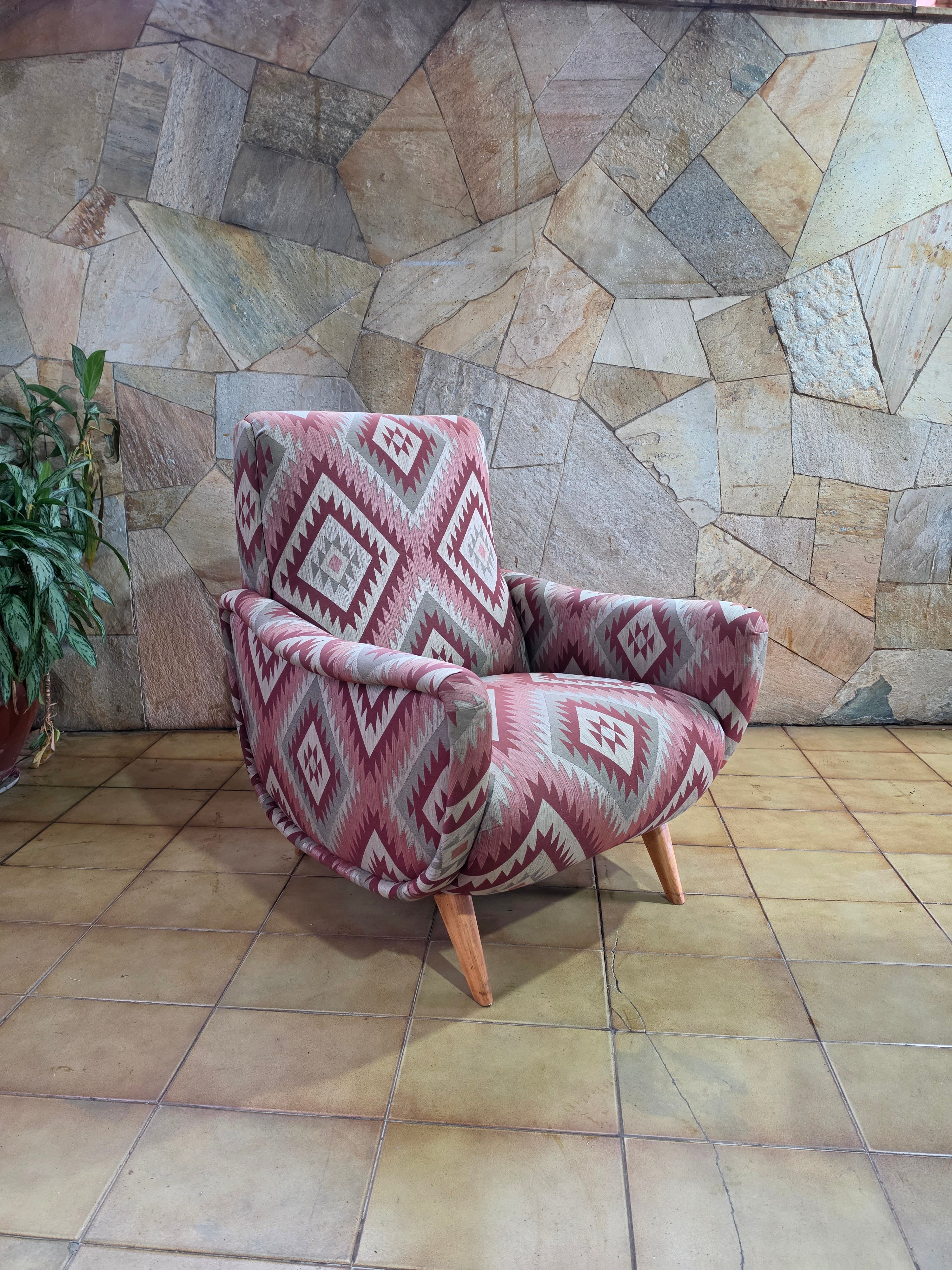Autêntica poltrona Bouclé da década de 1960, mantendo seu tecido original com padrões geométricos
