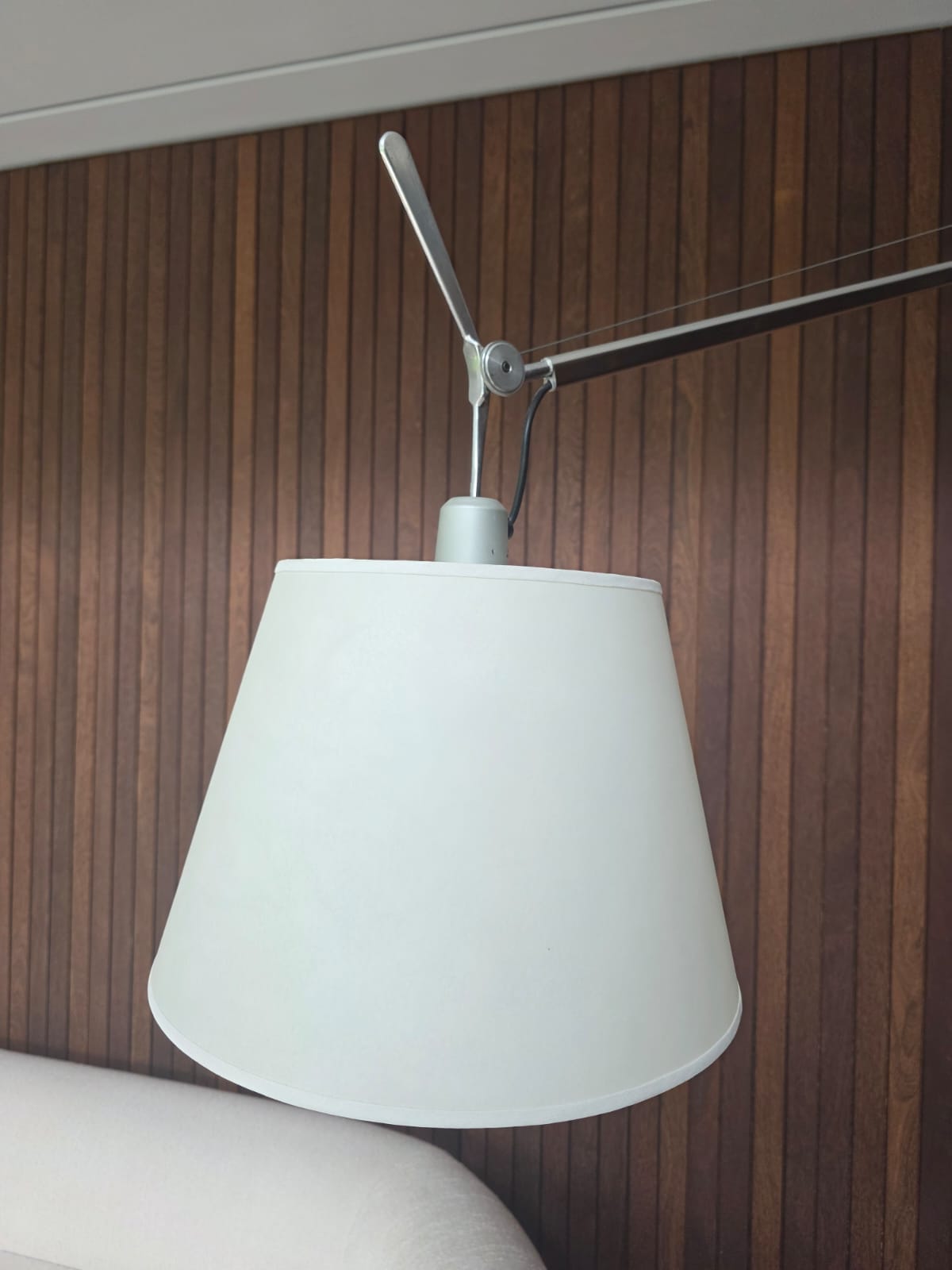 Luminaria de chão Italiana Artemide Tolomeo Mega em metal prateado e cúpula branca 