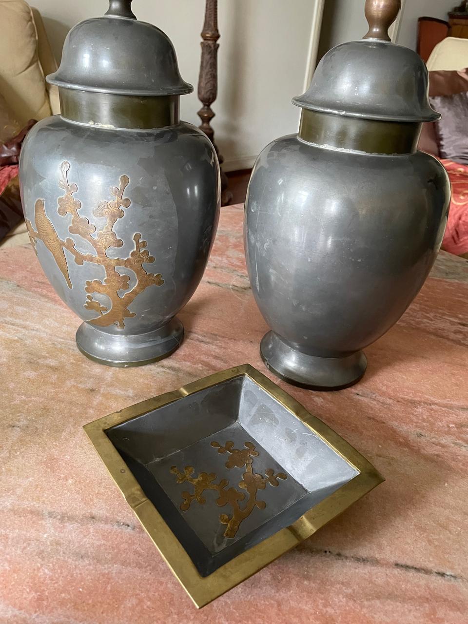 Maravilhosos Potes com tampo e cinzeiro quadrado de estanho ornamentado em latão dourado 