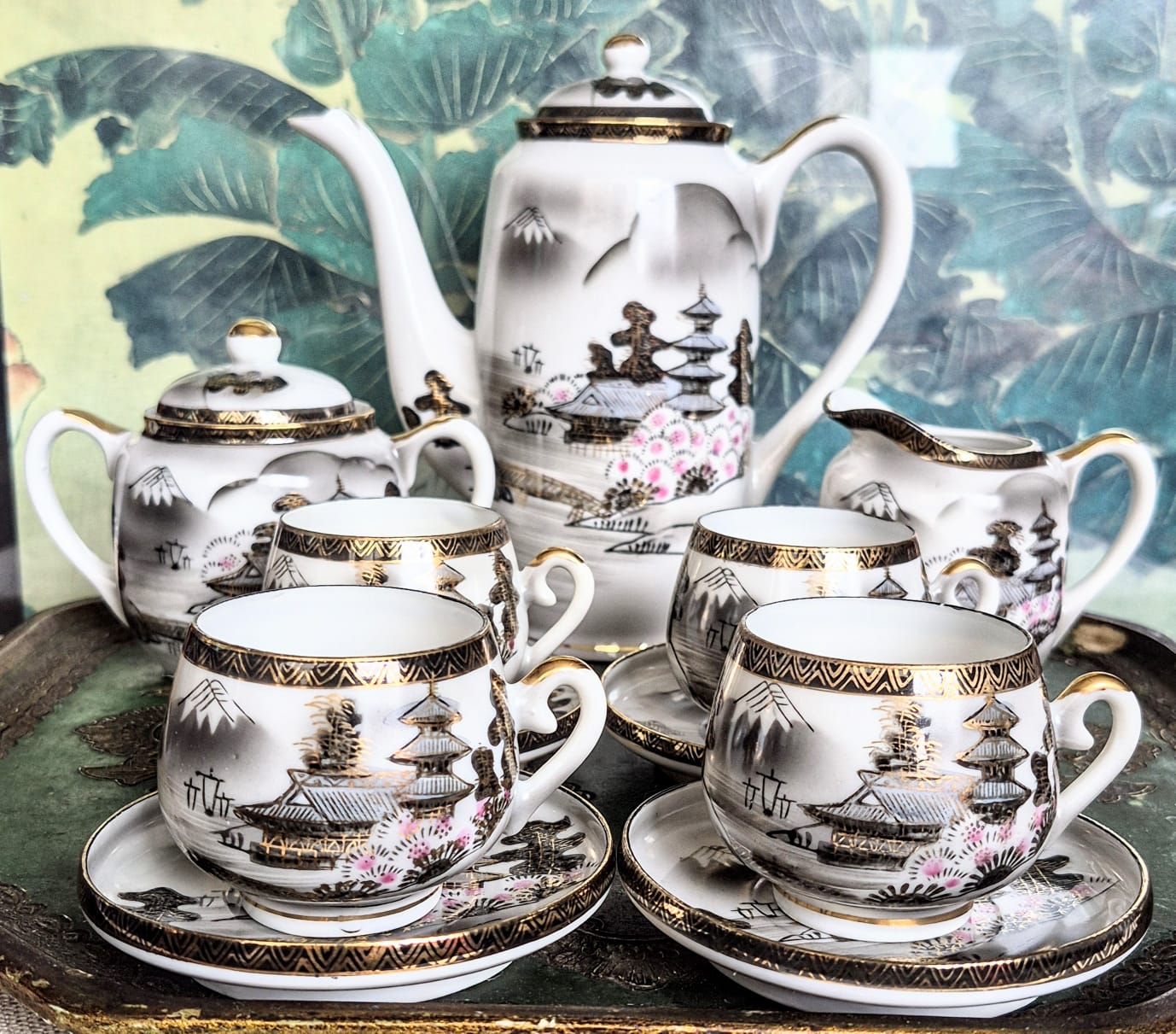 Jogo para café em porcelana casca de ovo vintage japonesa Kutani, da década de 40, maravilhoso,  em perfeito estado. As xícaras tem a gueixa no fundo. 11 peças.