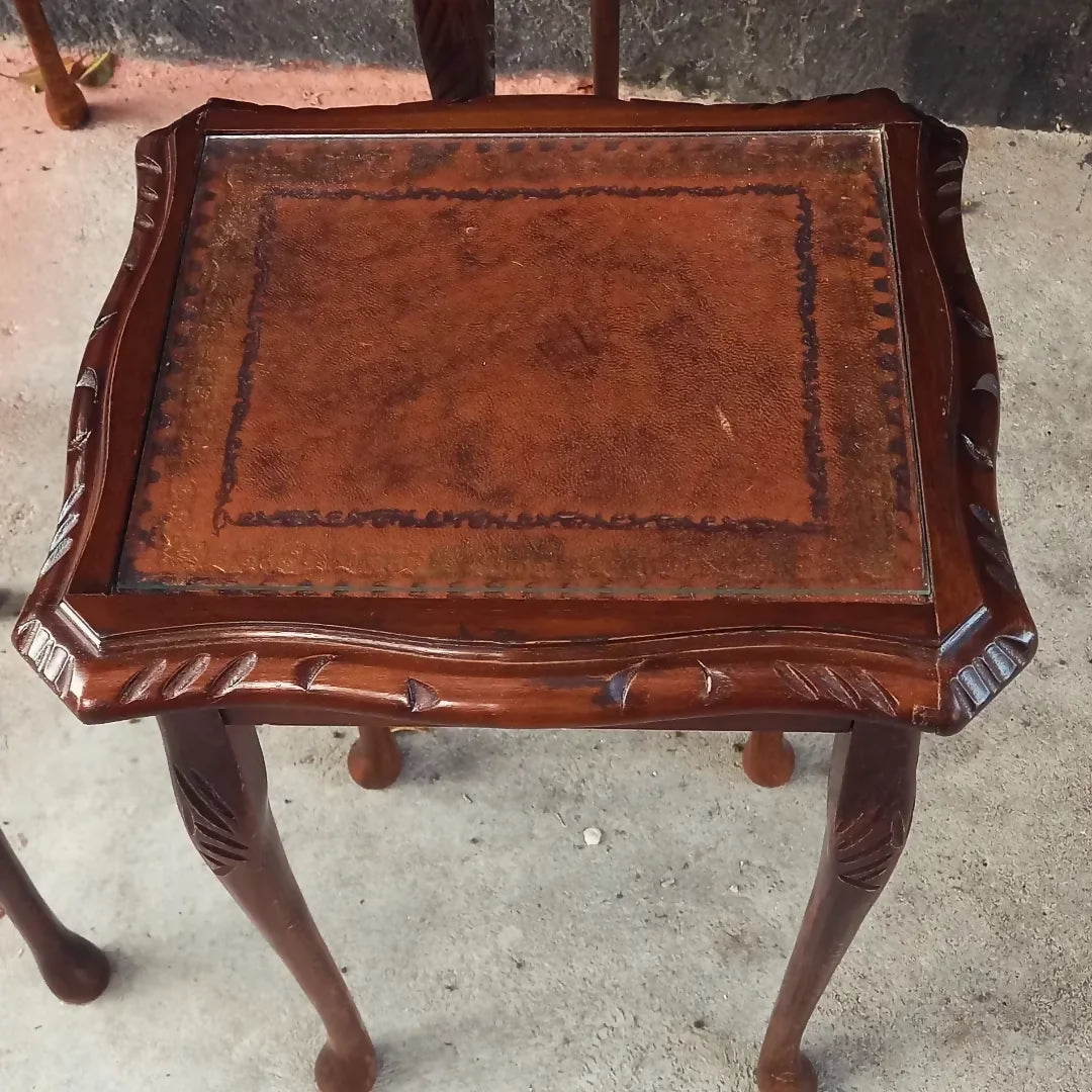 Mesa Ninho Inglesa com tampo em couro com detalhes dourados e vidro (restaurada) 