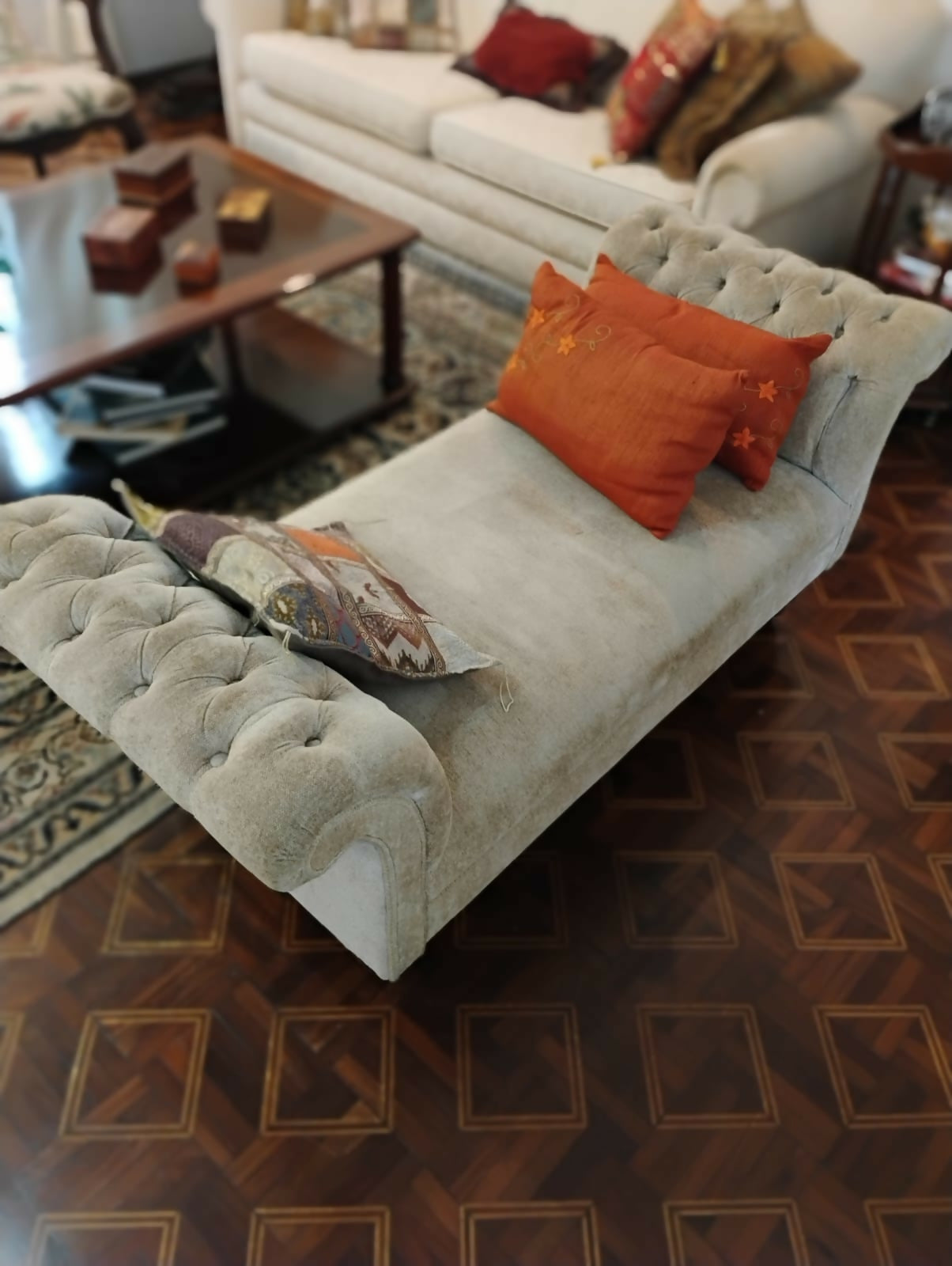 Divã clássico em veludo.