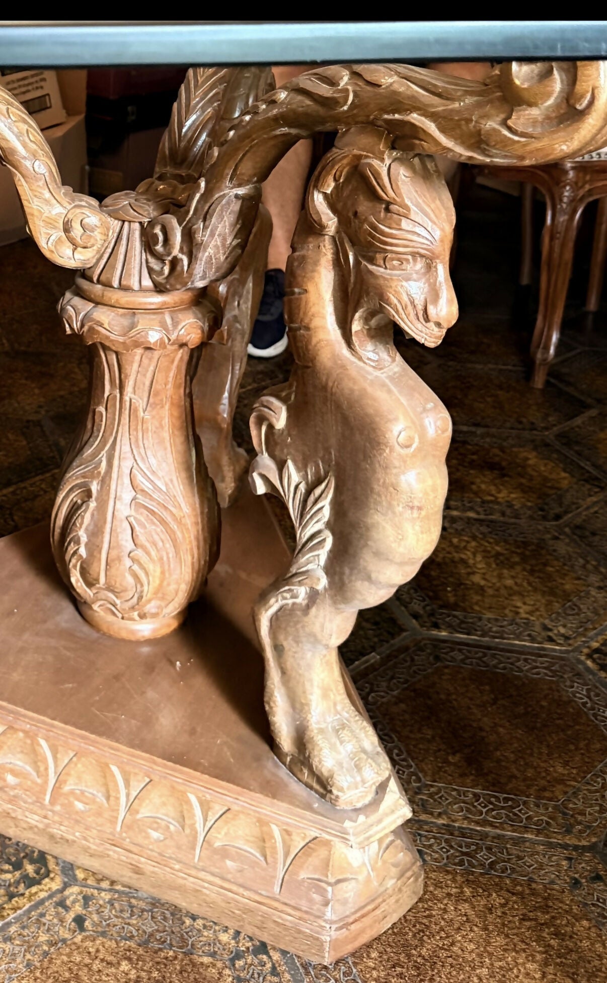 Mesa de jantar clássica com 10 cadeiras.