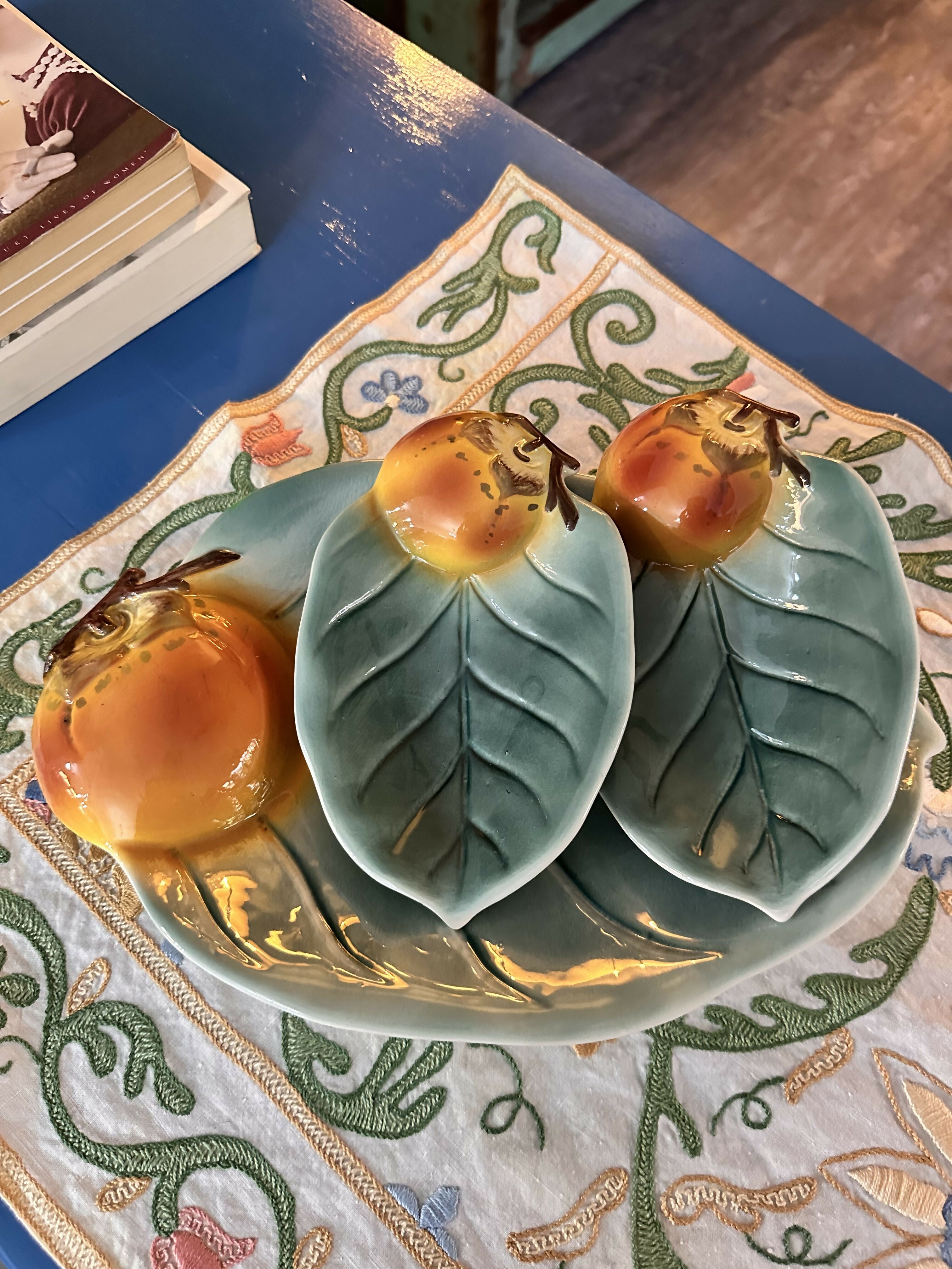 WEISS-Maravilhosas travessas / pratos em formato de folhas 🍃 com delicados pêssegos 🍑. valores diferentes consultar anúncio