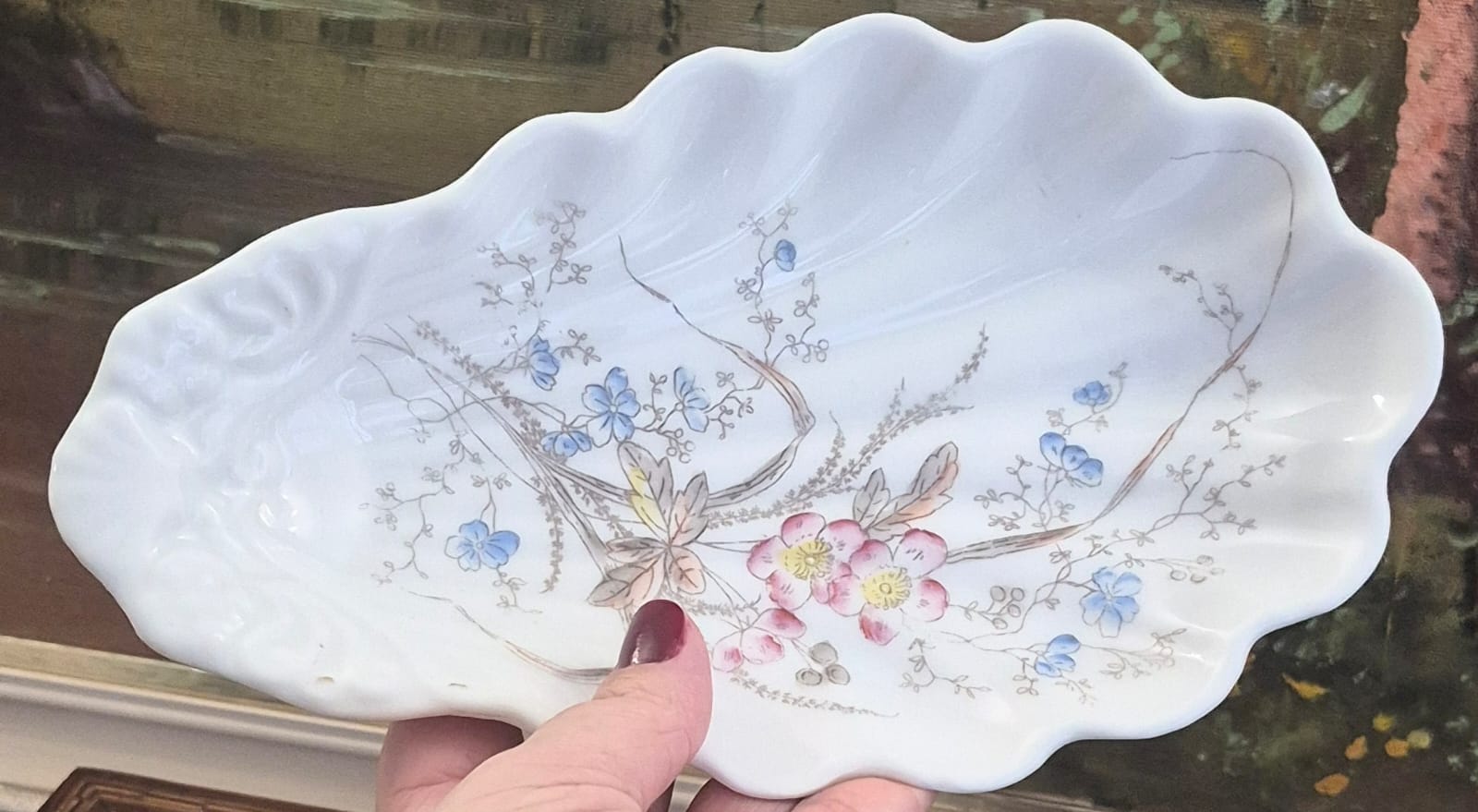  Linda e delicadíssima petisqueira,  pinga joias, saboneteira em formato de concha, em porcelana centenária francesa Limoges.