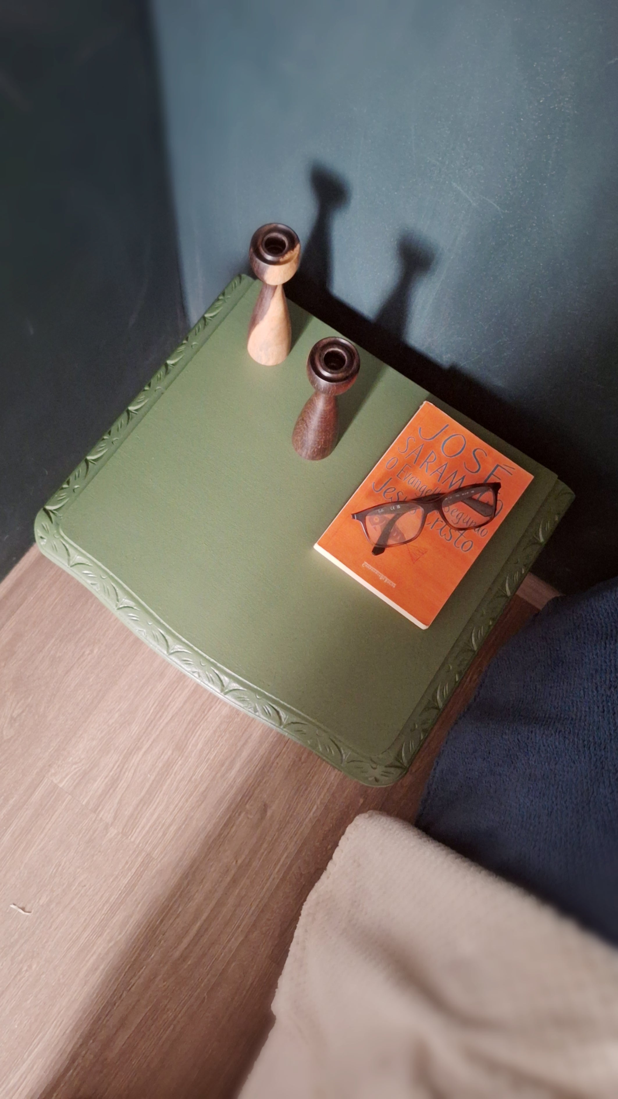 Par de mesa de cabeceira anos 50 com pintura verde 