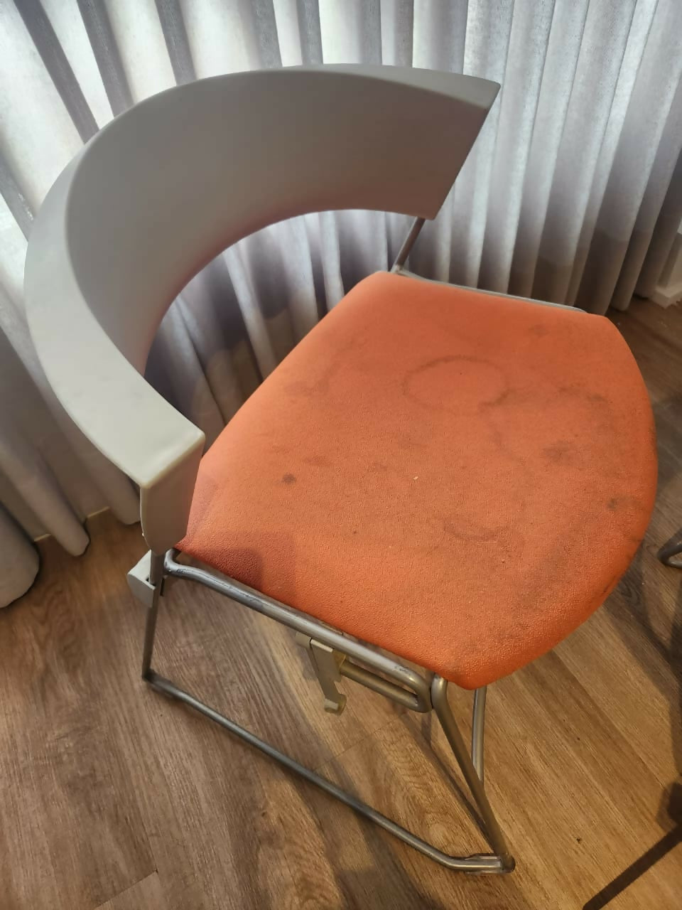 Conjunto de 6 cadeiras giroflex nas cores laranja e verde