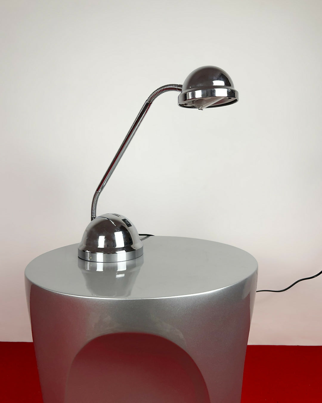 Luminária de mesa cromada 70’s, com estrutura articulável e dois níveis de luminosidade